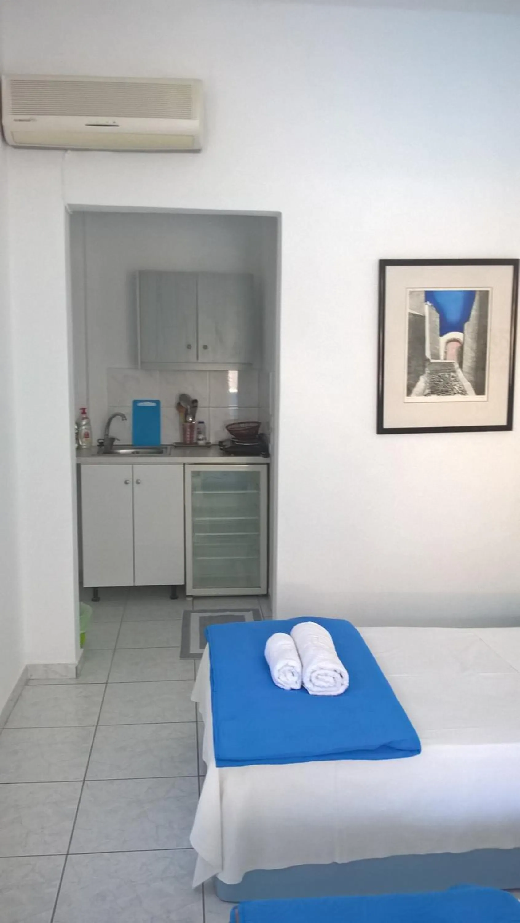 Bedroom, Bed in Three Harites