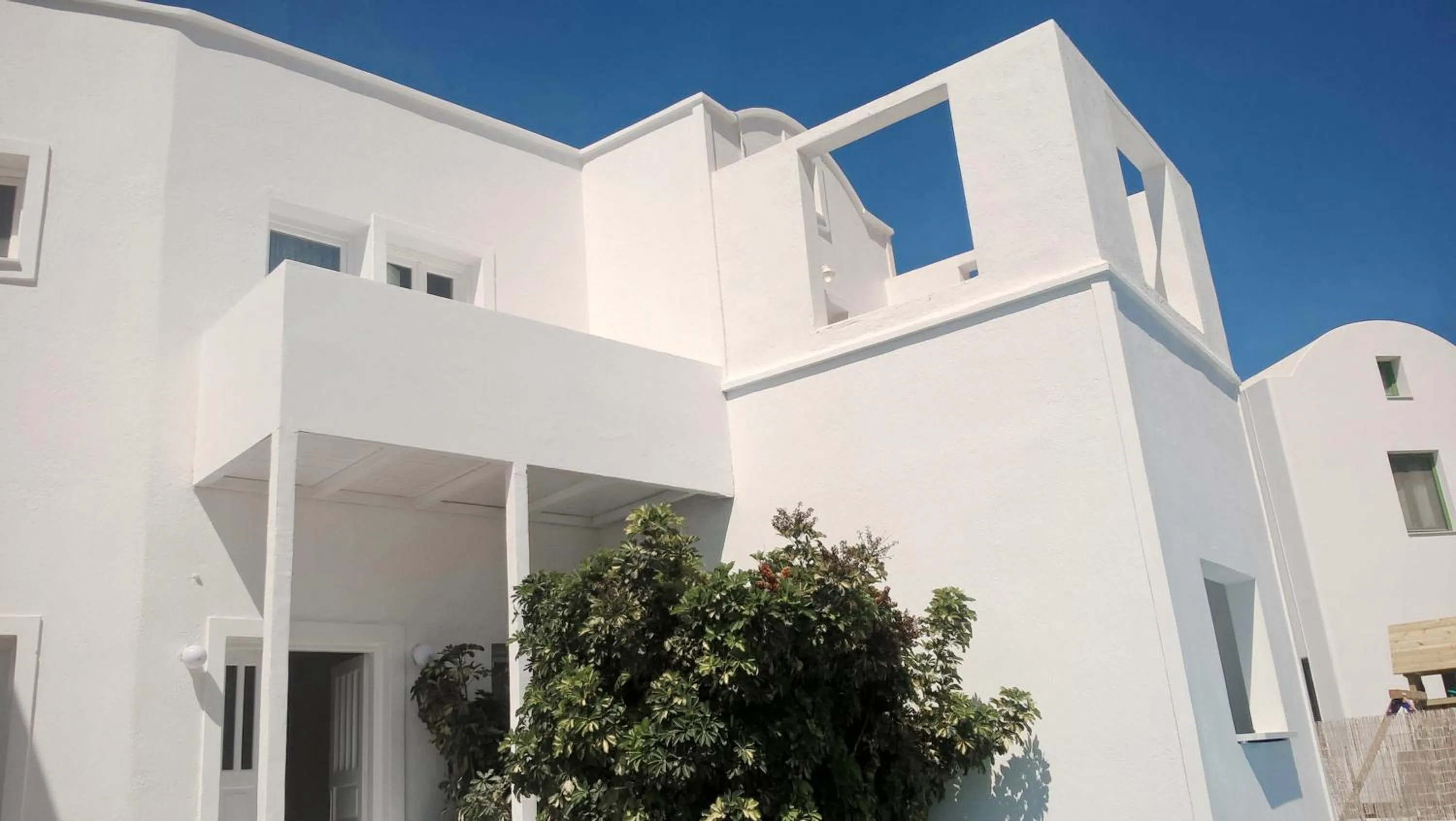 Property building in ALMA THERA Boutique Rooms - Perissa Santorini