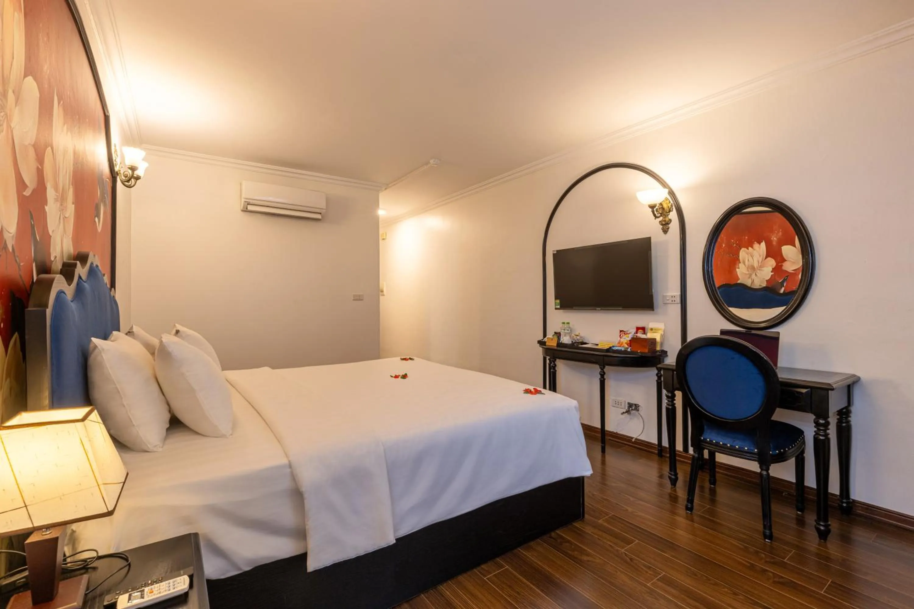 Property building, Bed in Hanoi House Hotel & Travel
