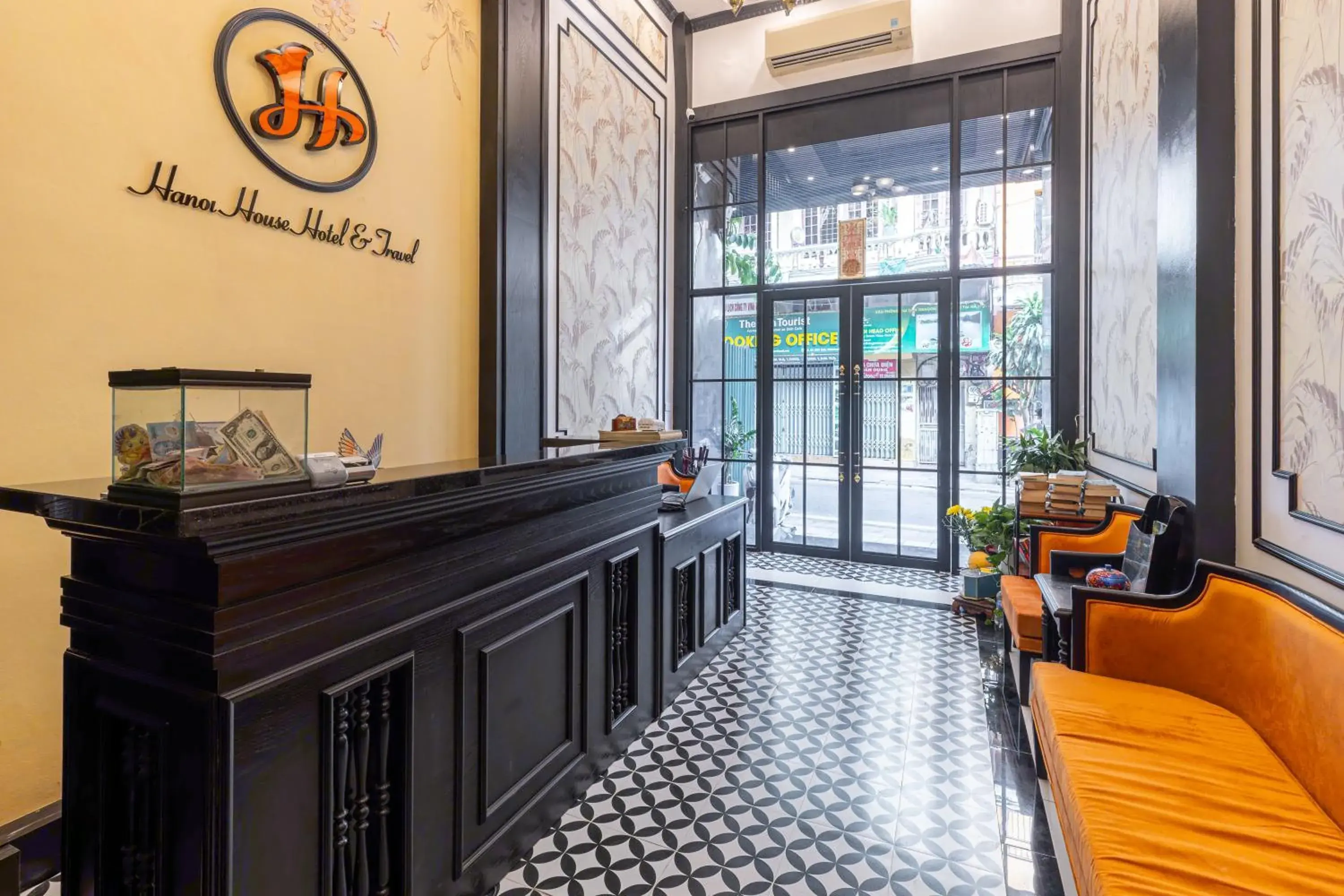 Property building in Hanoi House Hotel & Travel Property building in Hanoi House Hotel & Travel