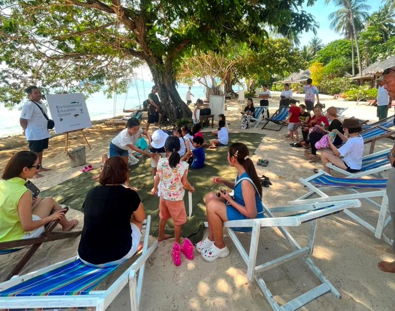 People in Thapwarin Resort - Green Hotel