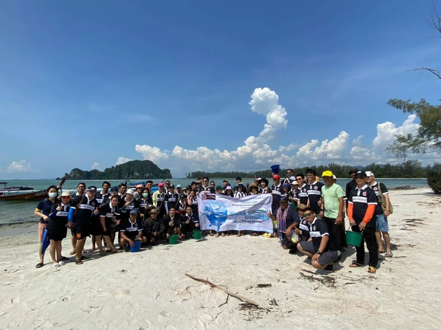 People in Thapwarin Resort - Green Hotel