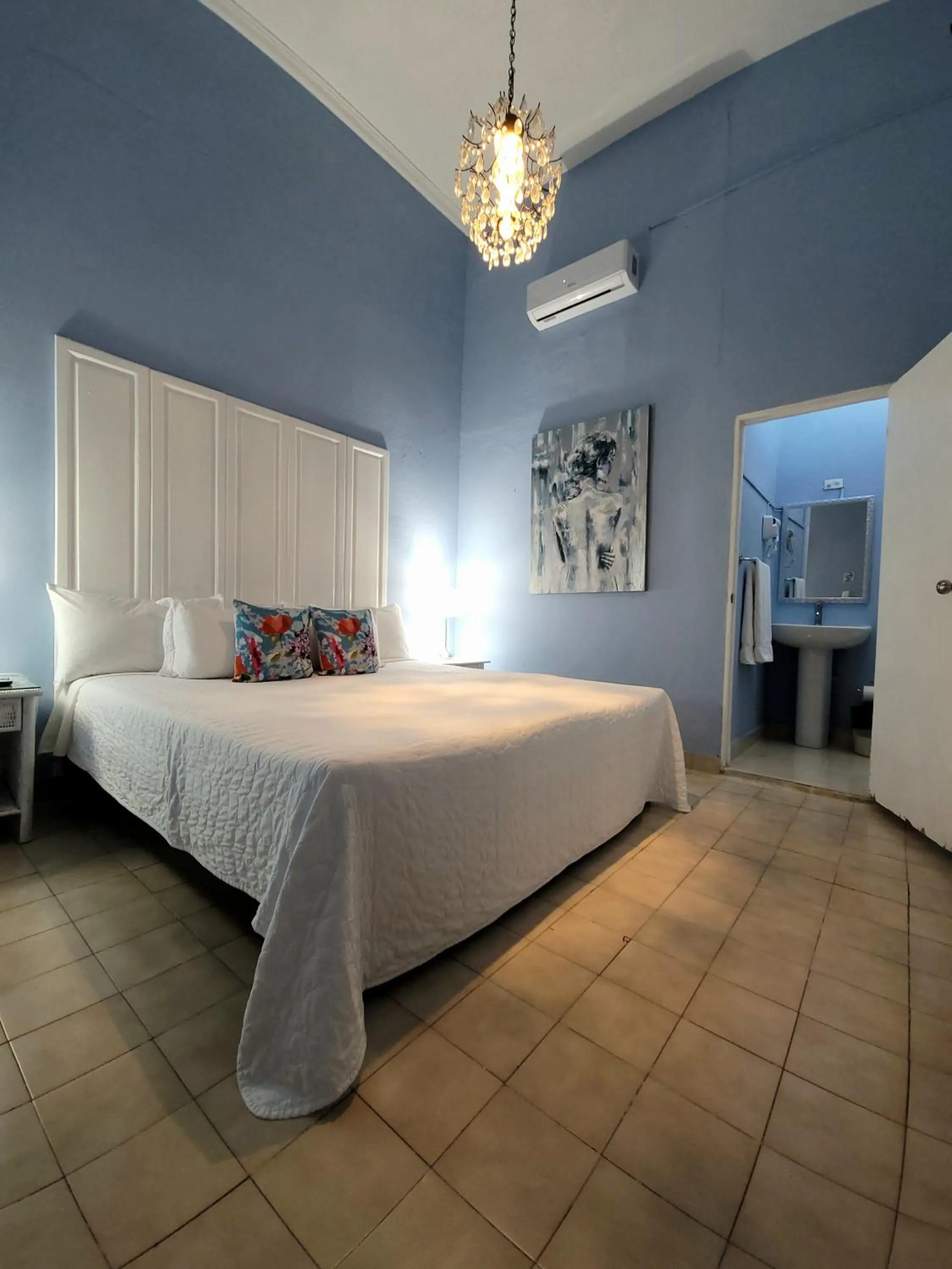 Bed in Hotel Class Colonial