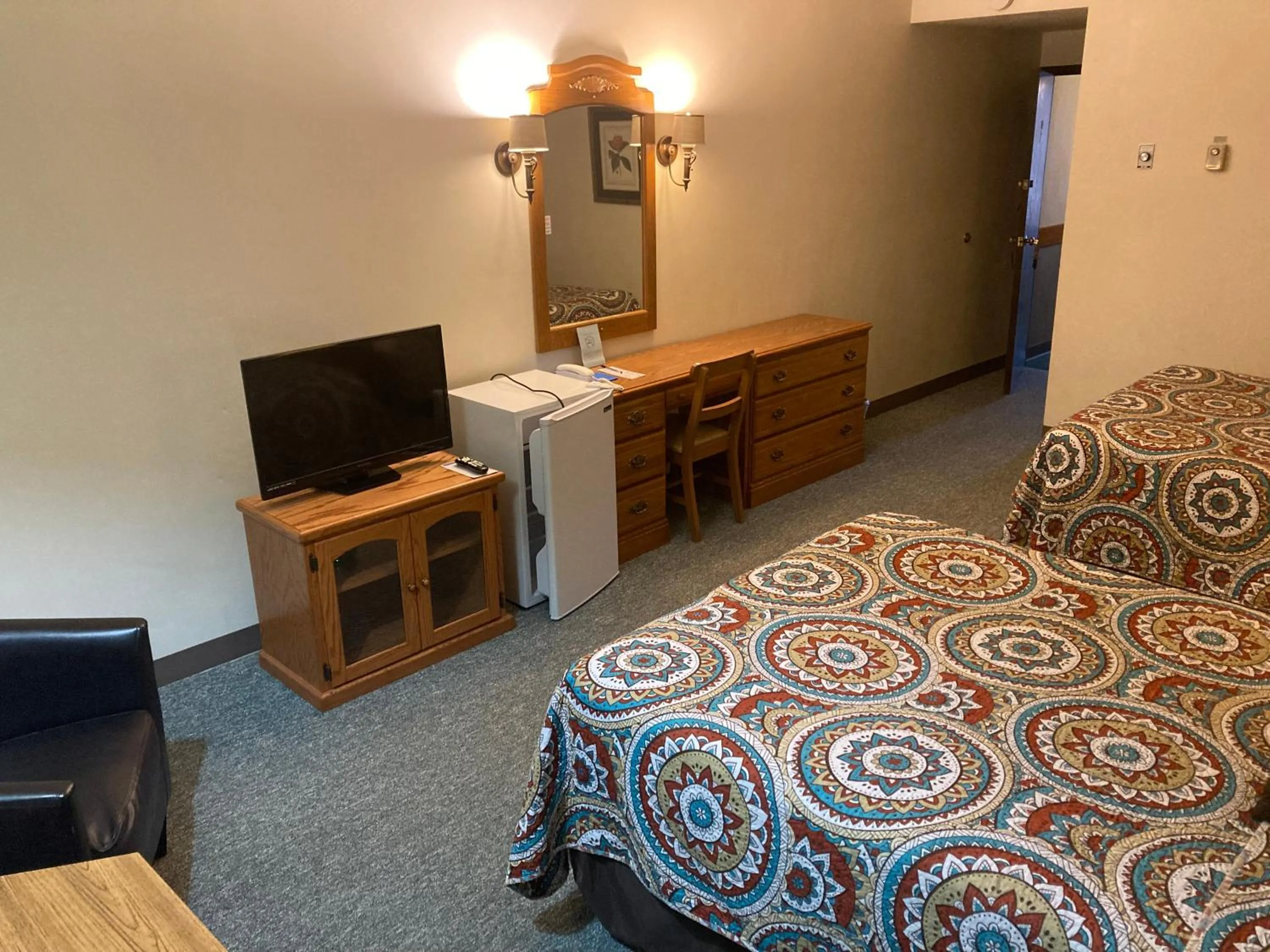 Bedroom, Bed in Landmark Motel