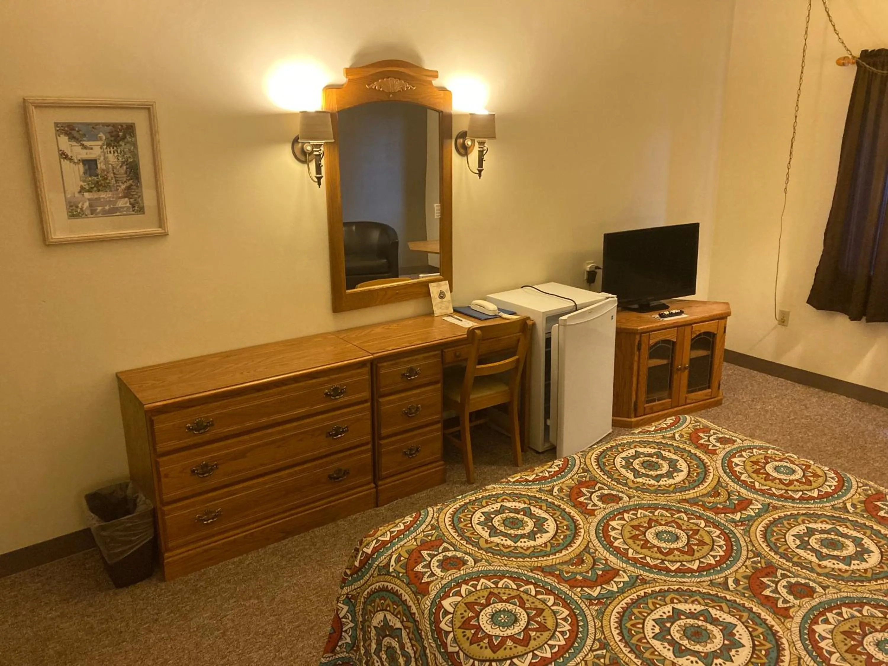 Living room, Bed in Landmark Motel