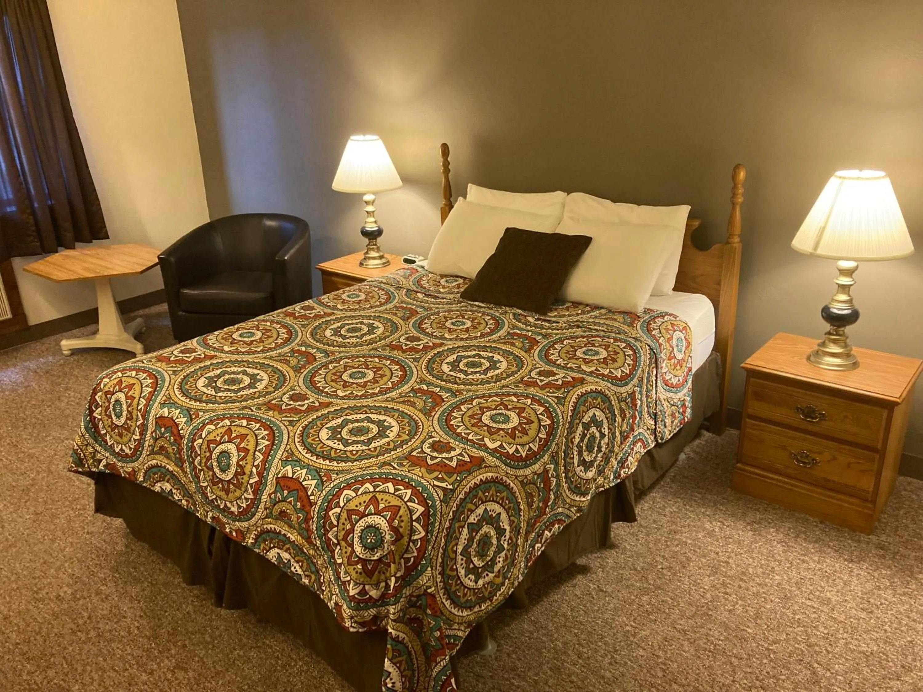 Photo of the whole room, Bed in Landmark Motel