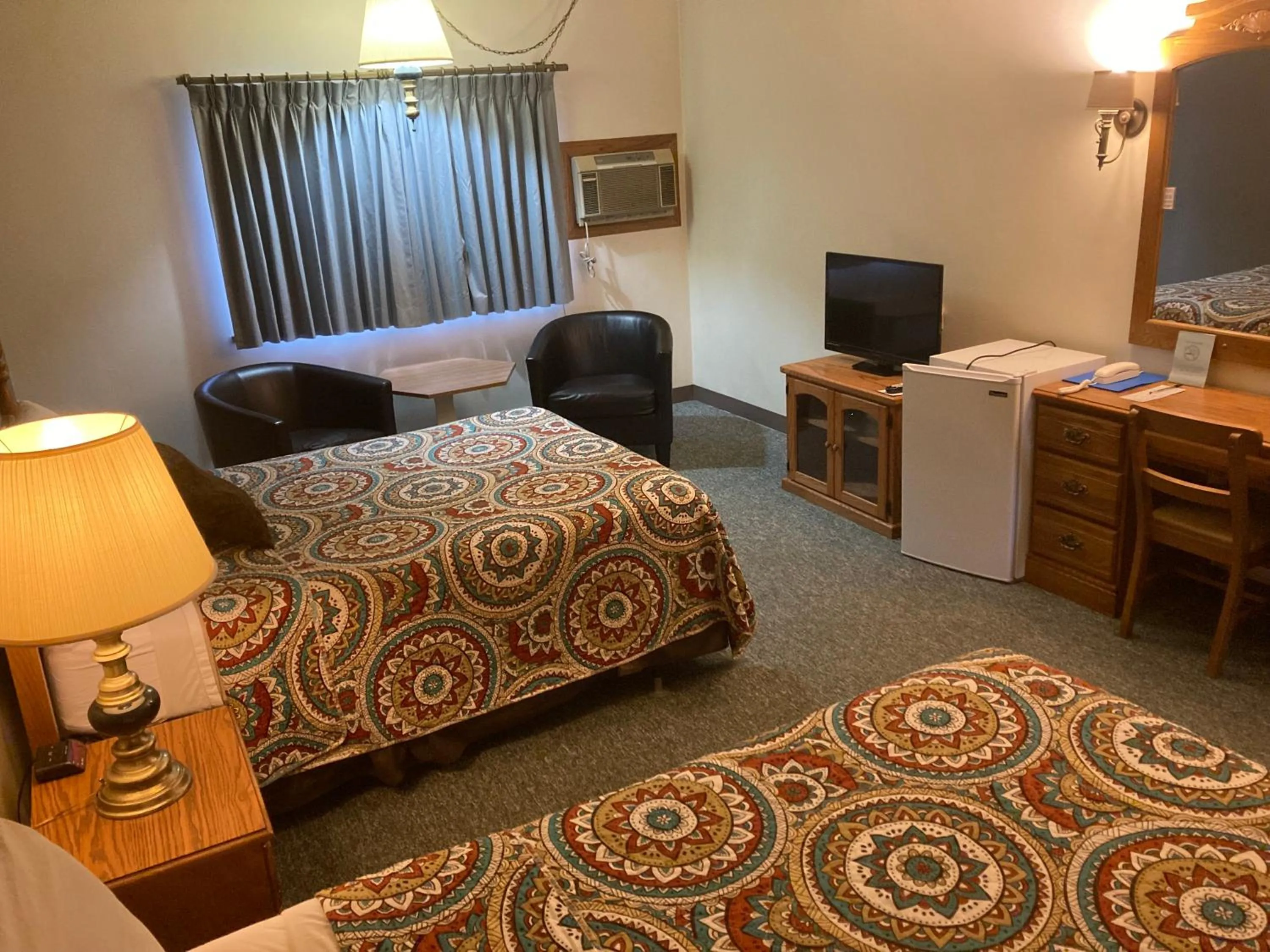 Photo of the whole room, Bed in Landmark Motel