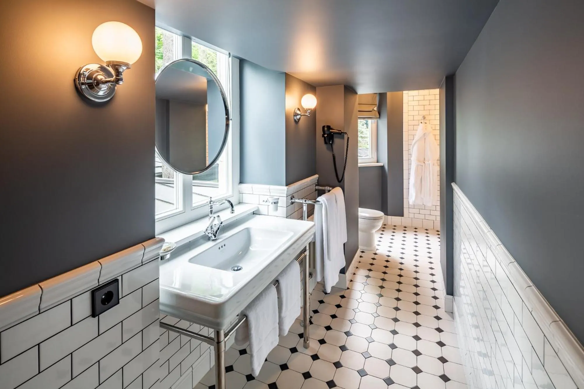 Bathroom in Lion's Castle Hotel