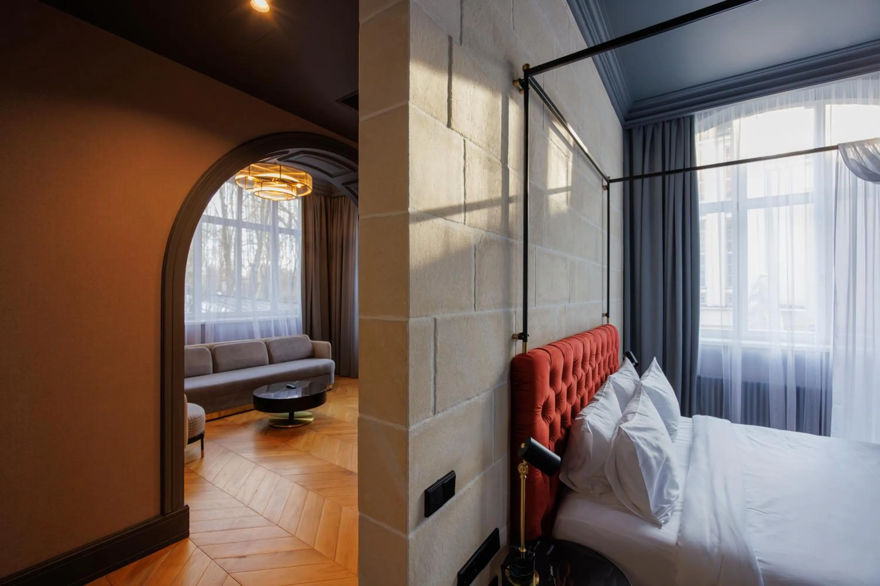 Living room, Bed in Lion's Castle Hotel