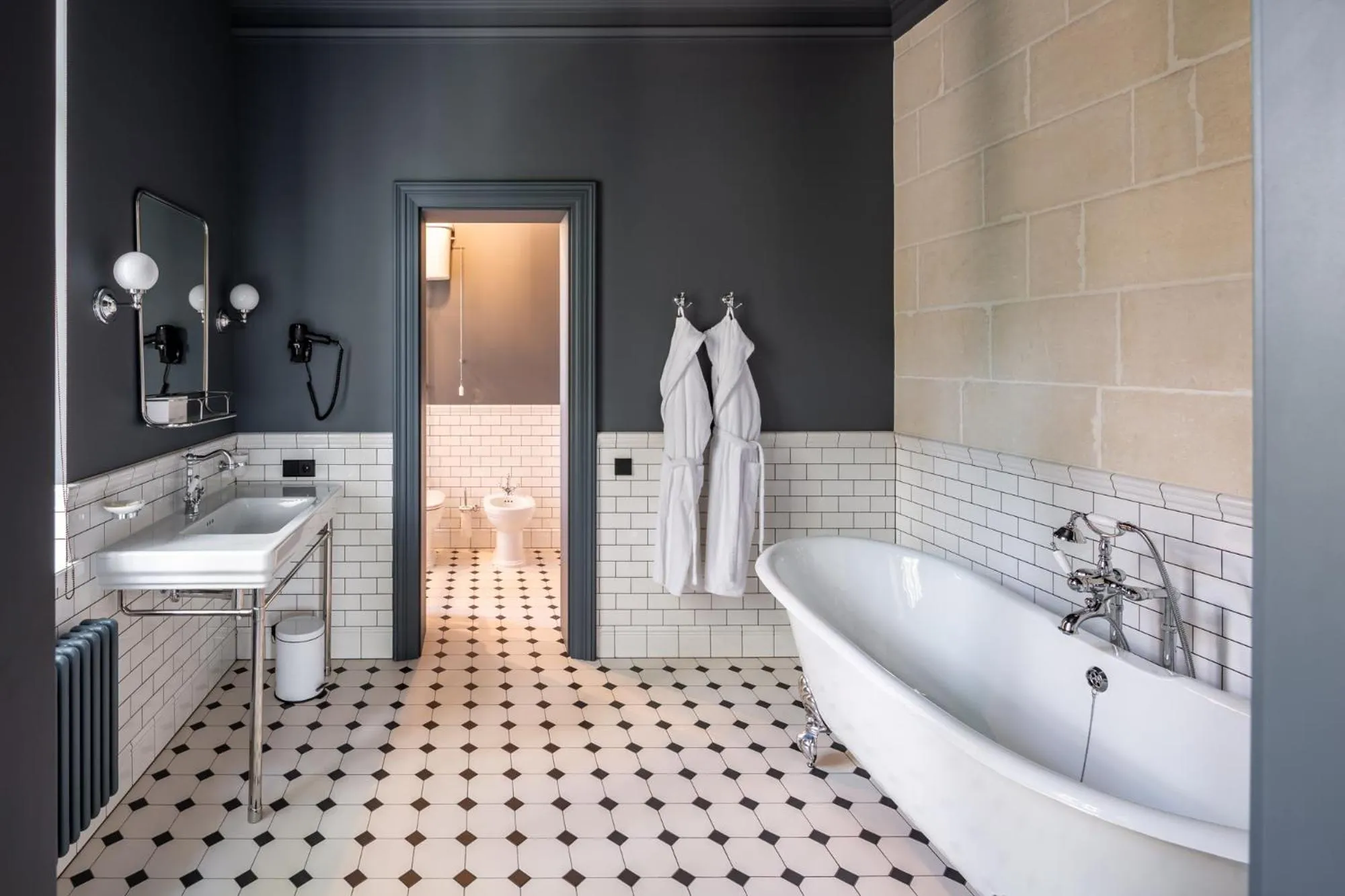 Bathroom in Lion's Castle Hotel