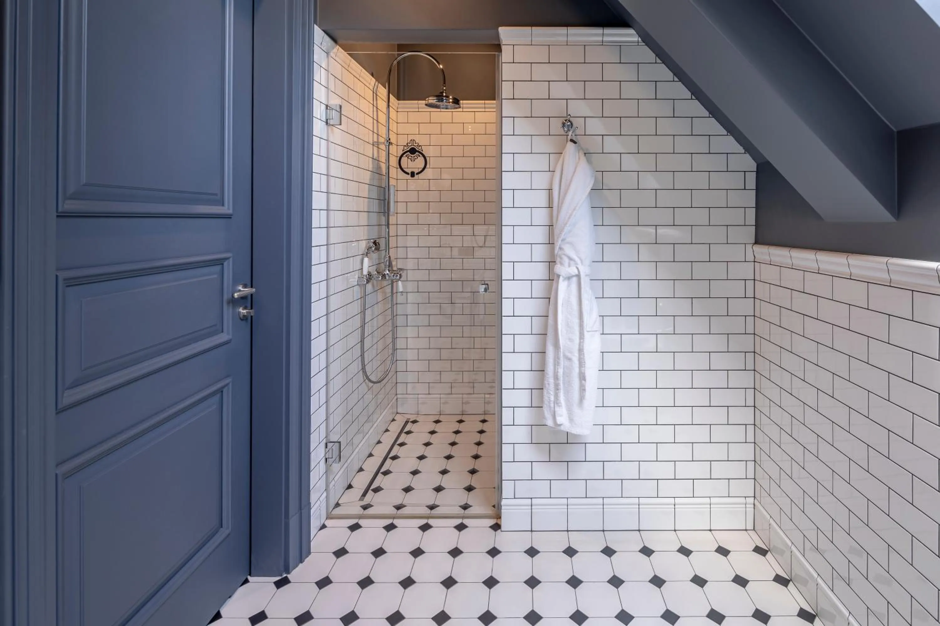 Bathroom in Lion's Castle Hotel