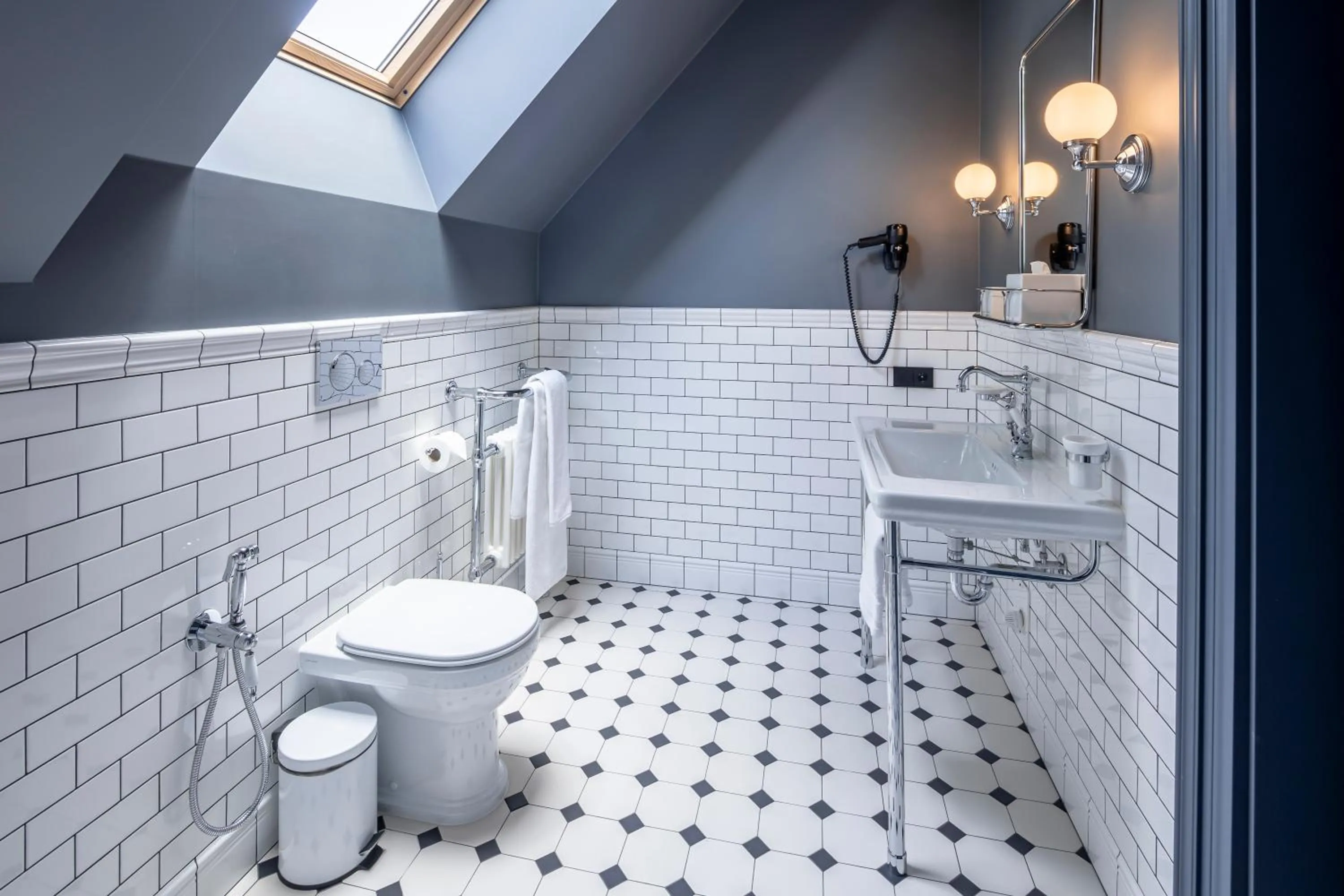 Bathroom in Lion's Castle Hotel