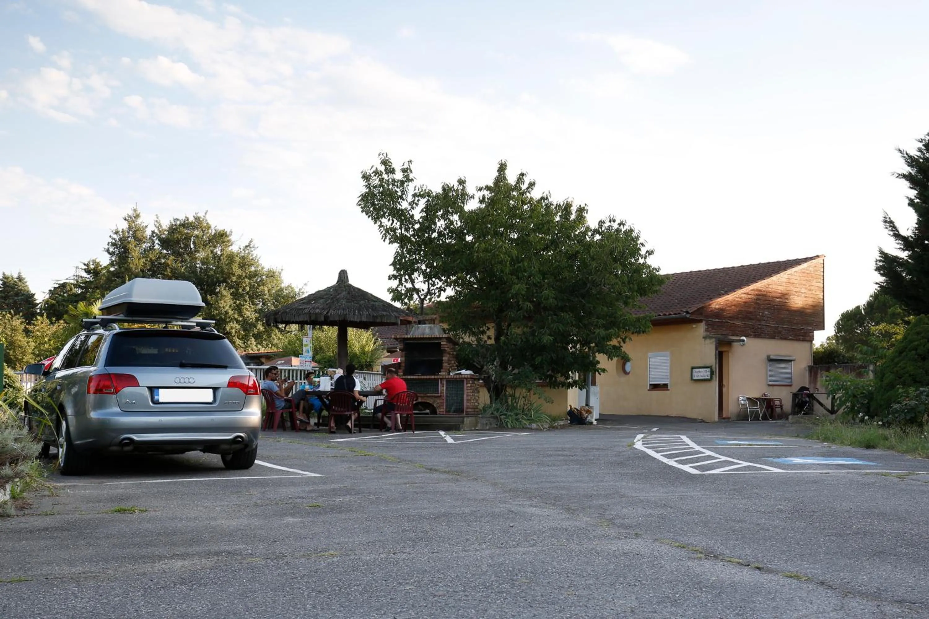 BBQ facilities in Hôtel La Rocade