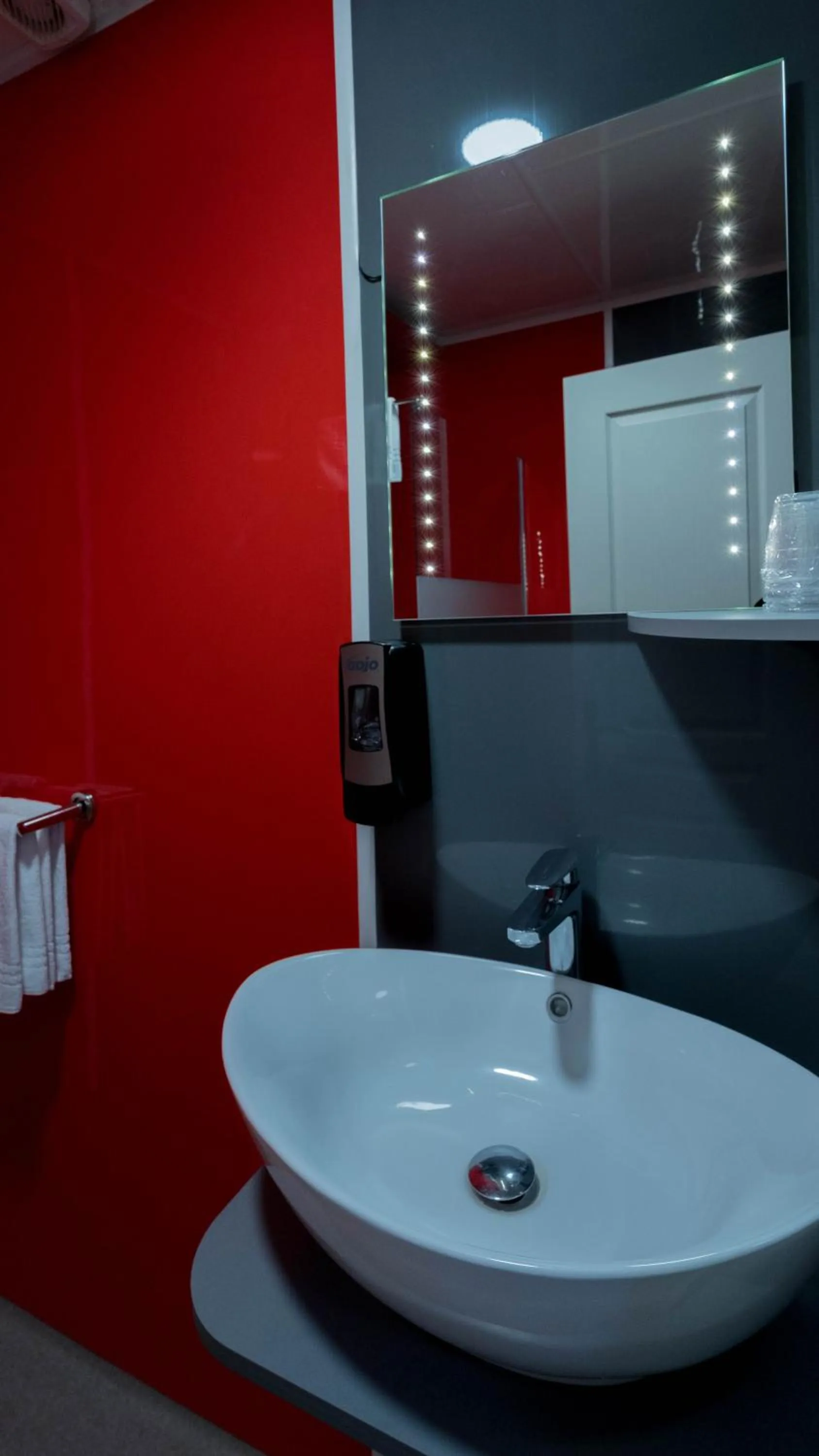 Bathroom in Hôtel La Rocade