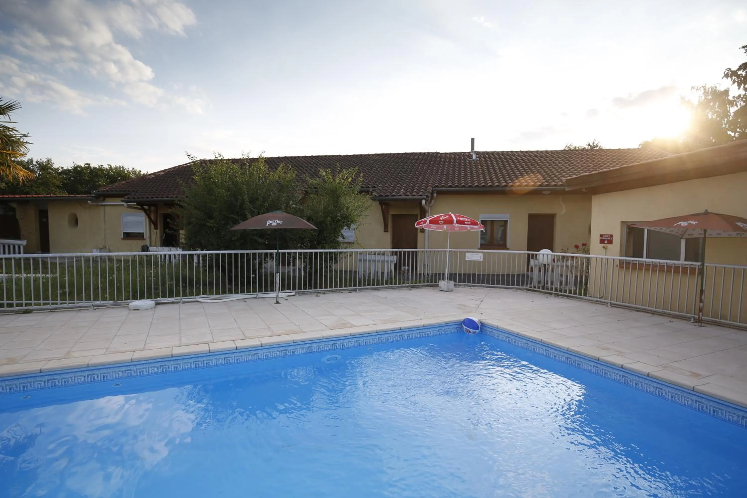Swimming pool in Hôtel La Rocade