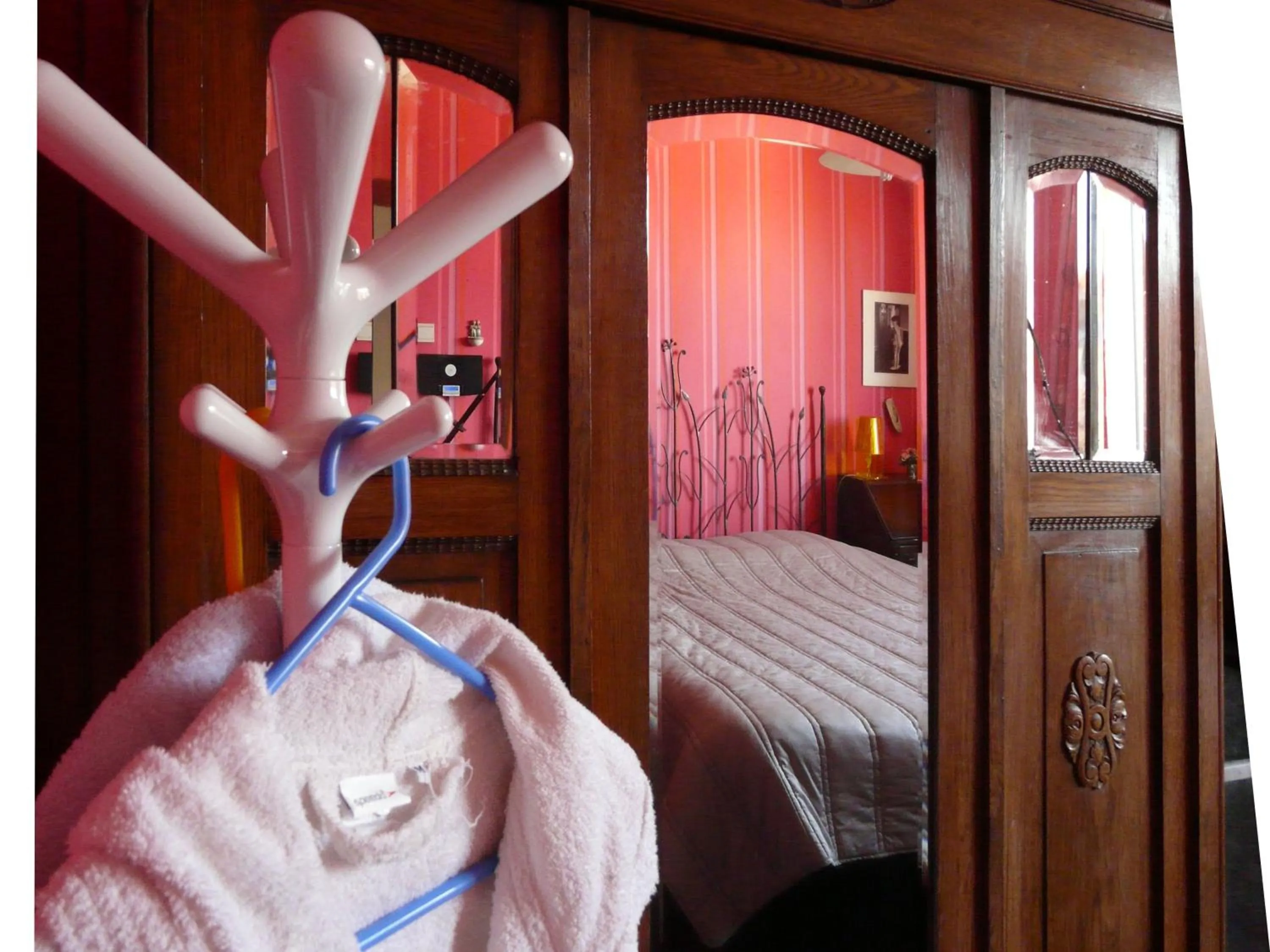 Decorative detail, Bed in B&B E48