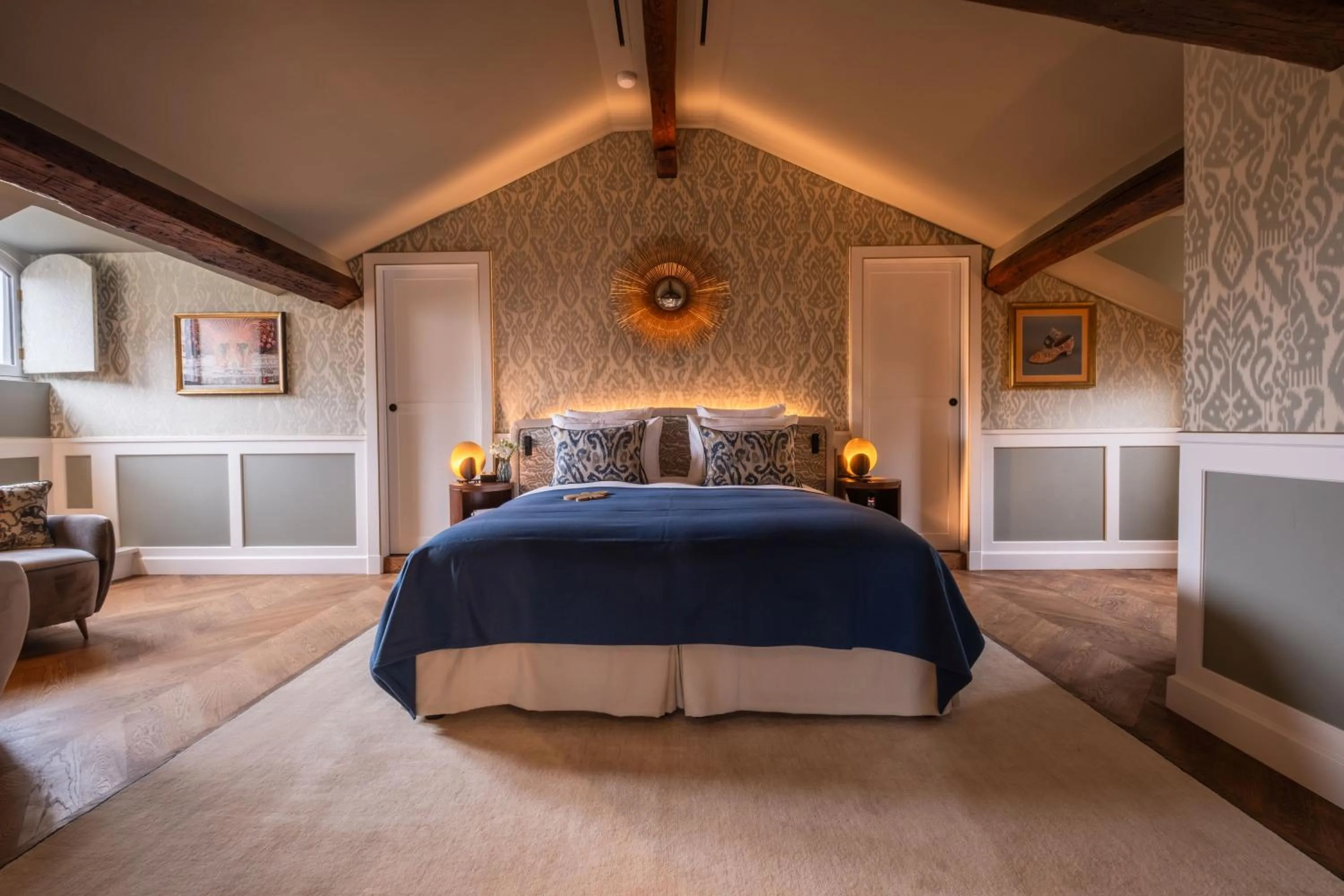 Bathroom, Bed in Hôtel Les Lumières - Relais & Châteaux