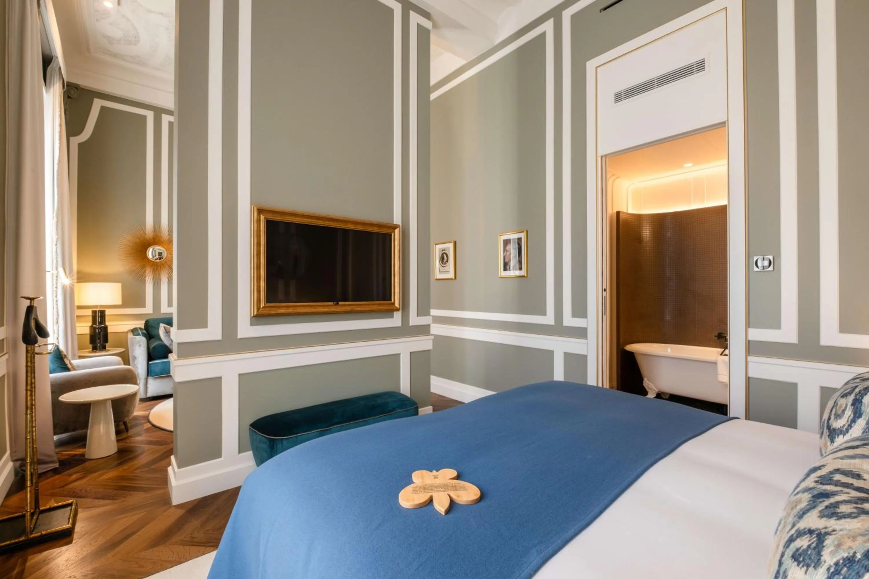 Bathroom, Bed in Hôtel Les Lumières - Relais & Châteaux