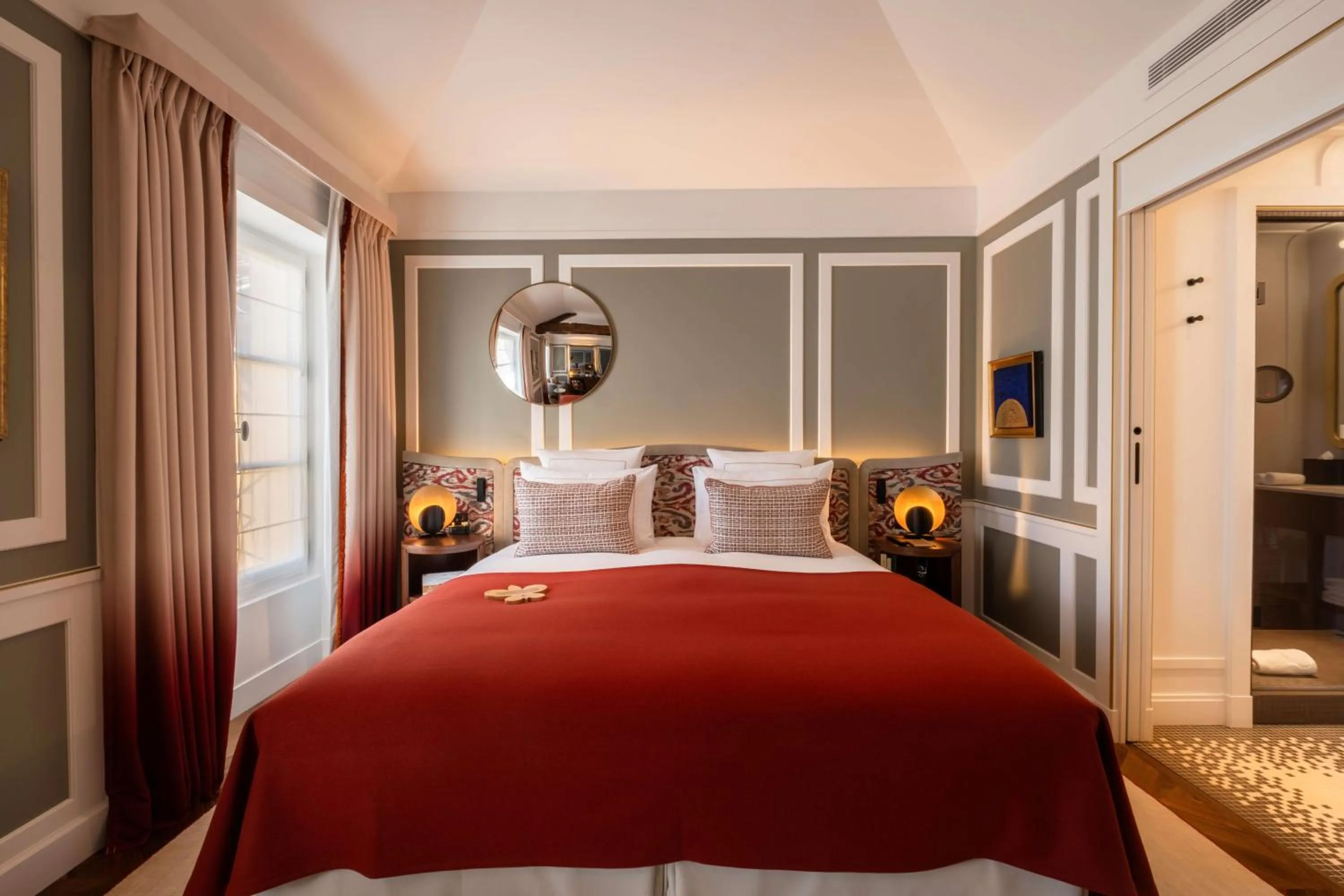 Bedroom, Bed in Hôtel Les Lumières - Relais & Châteaux