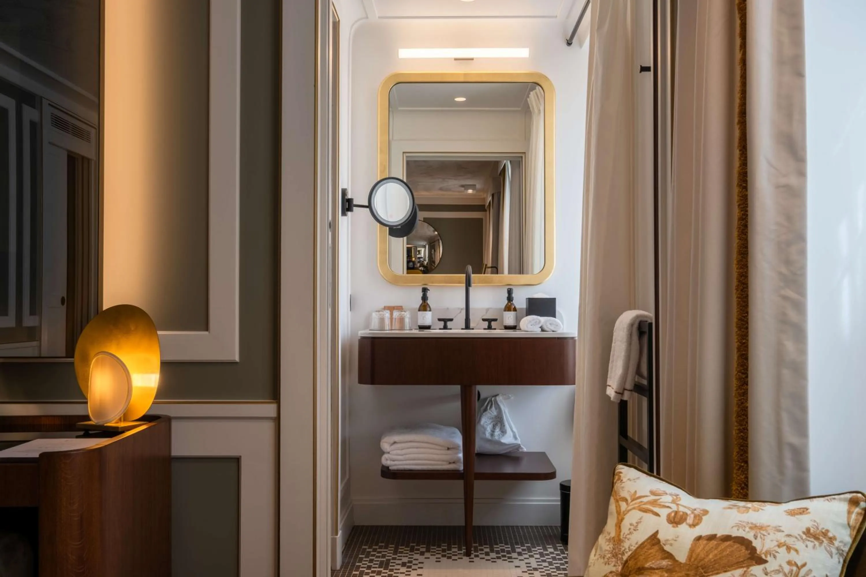 Bathroom, Bed in Hôtel Les Lumières - Relais & Châteaux