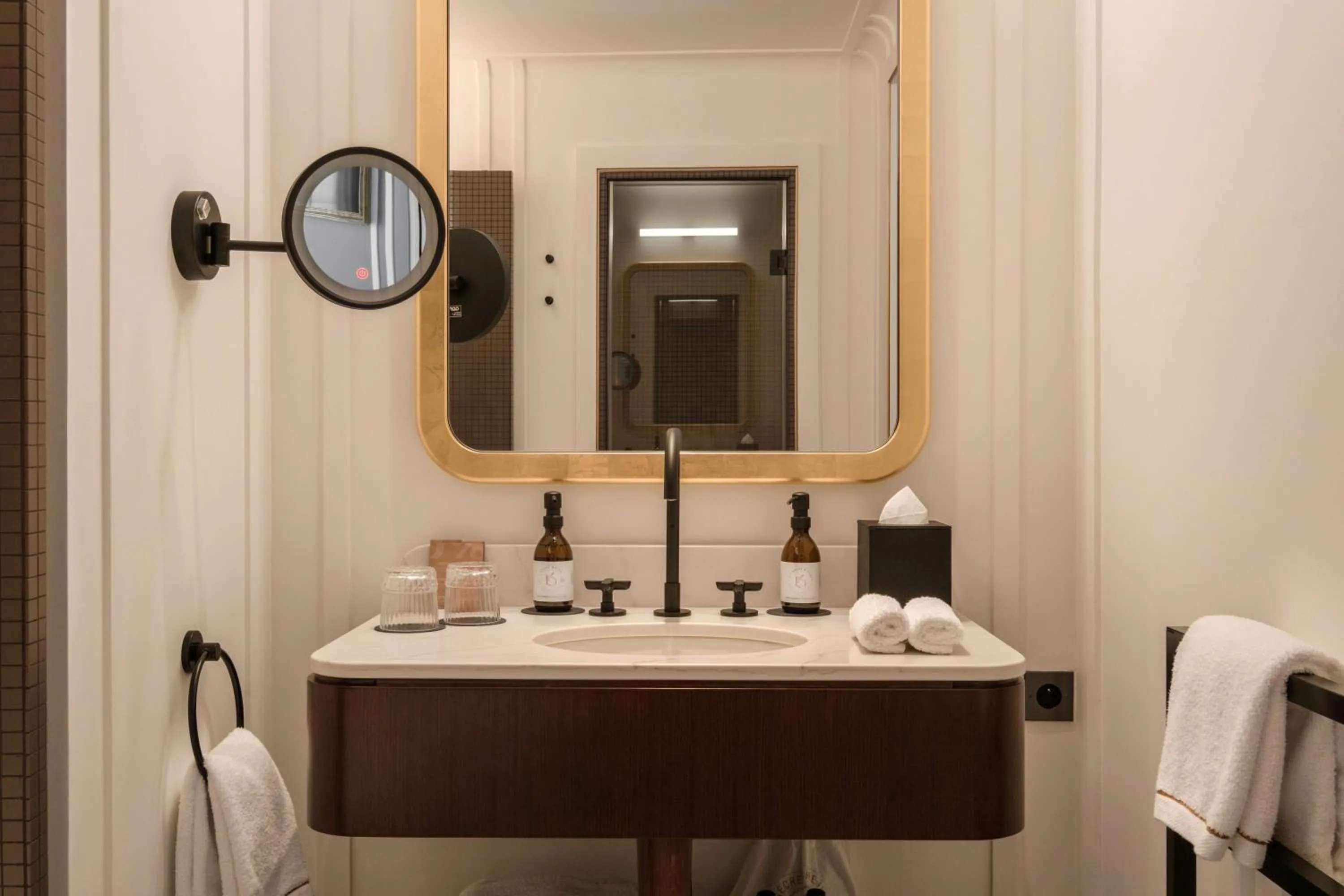 Bathroom in Hôtel Les Lumières - Relais & Châteaux