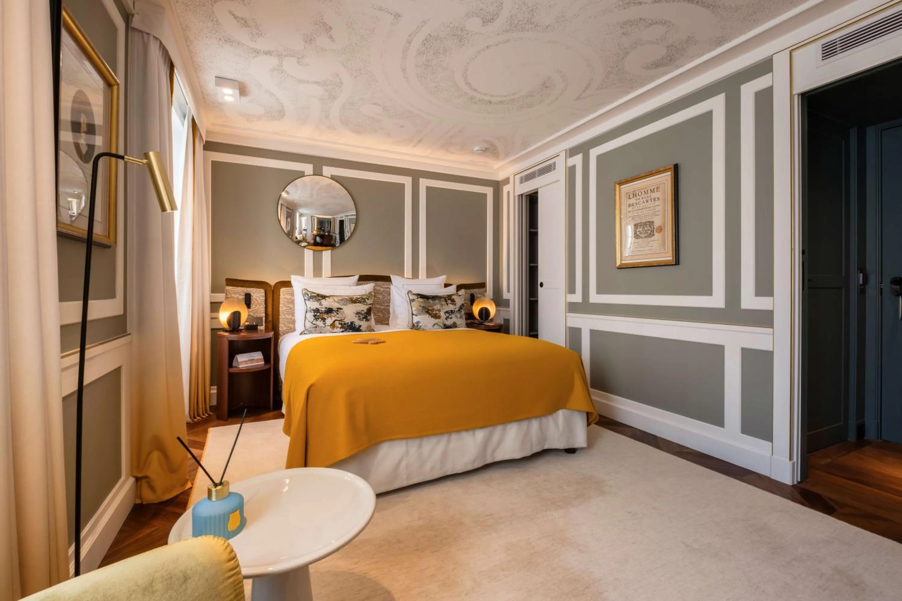 Bedroom, Bed in Hôtel Les Lumières - Relais & Châteaux