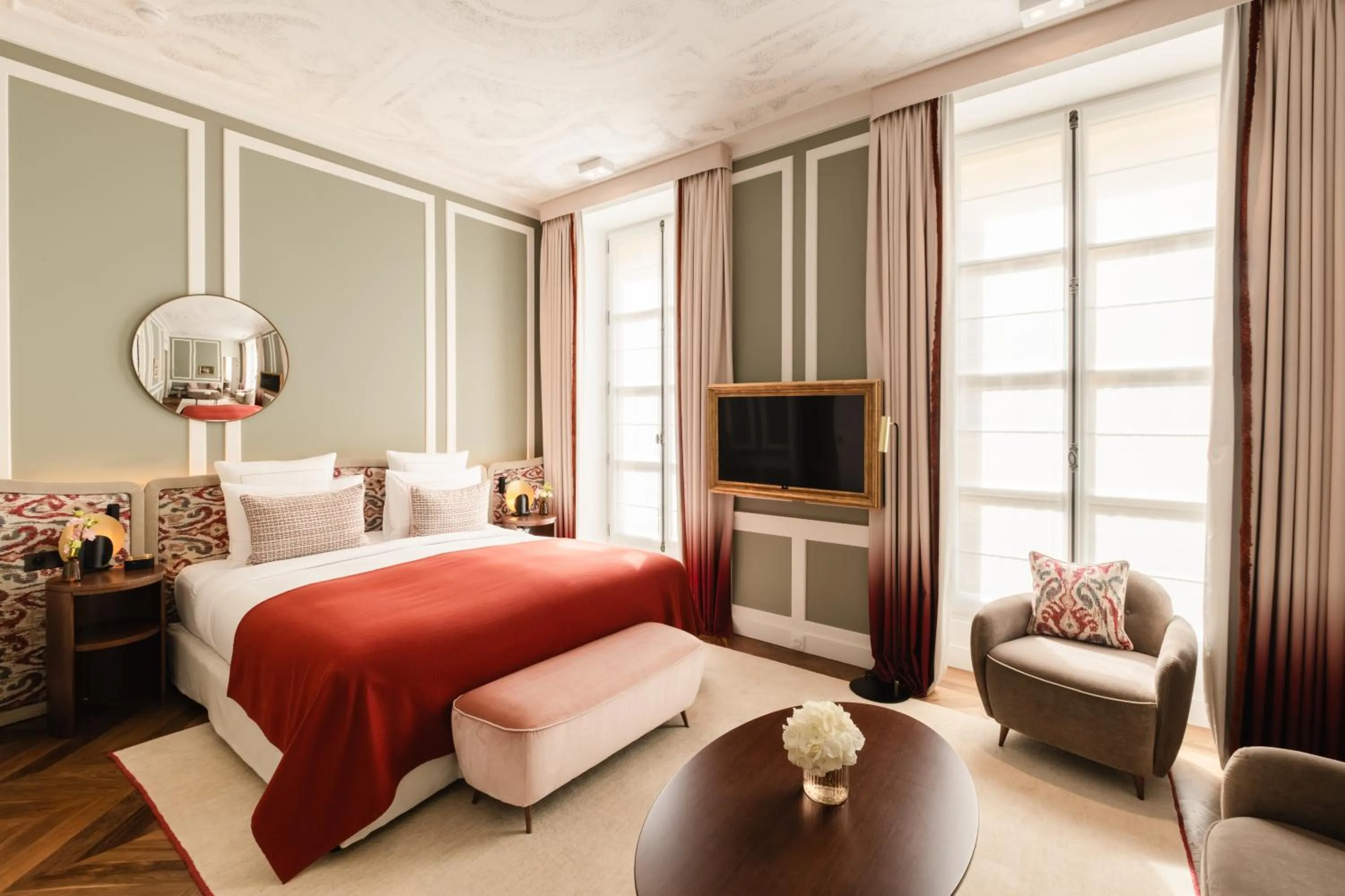 Bedroom, Bed in Hôtel Les Lumières - Relais & Châteaux