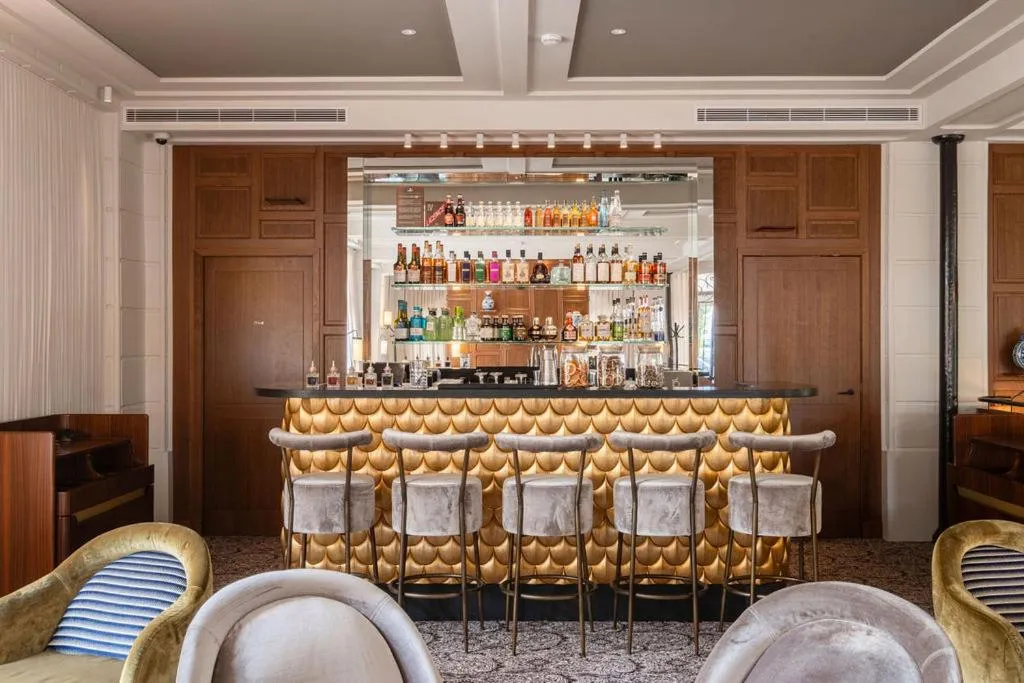 Lounge or bar in Hôtel Les Lumières - Relais & Châteaux