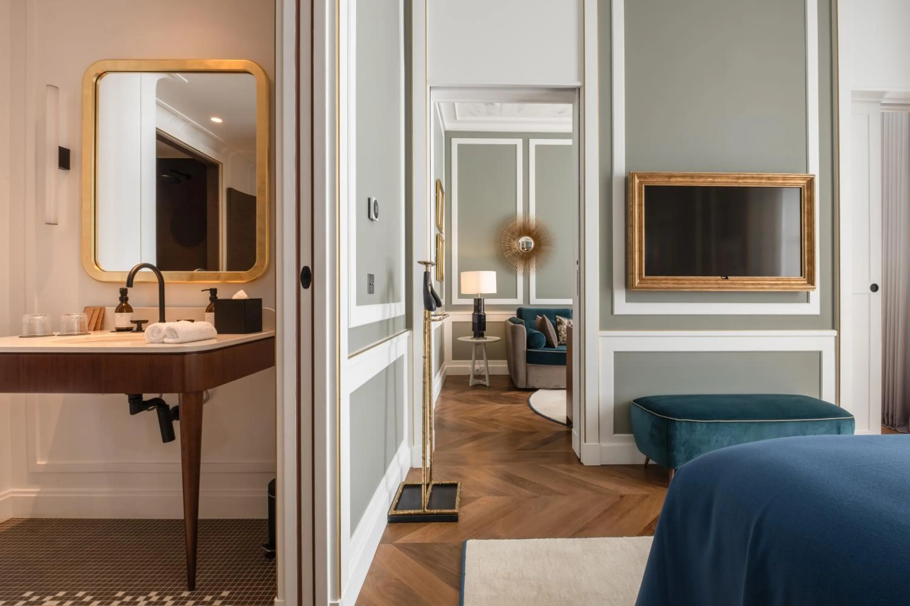 Bedroom, Bed in Hôtel Les Lumières - Relais & Châteaux