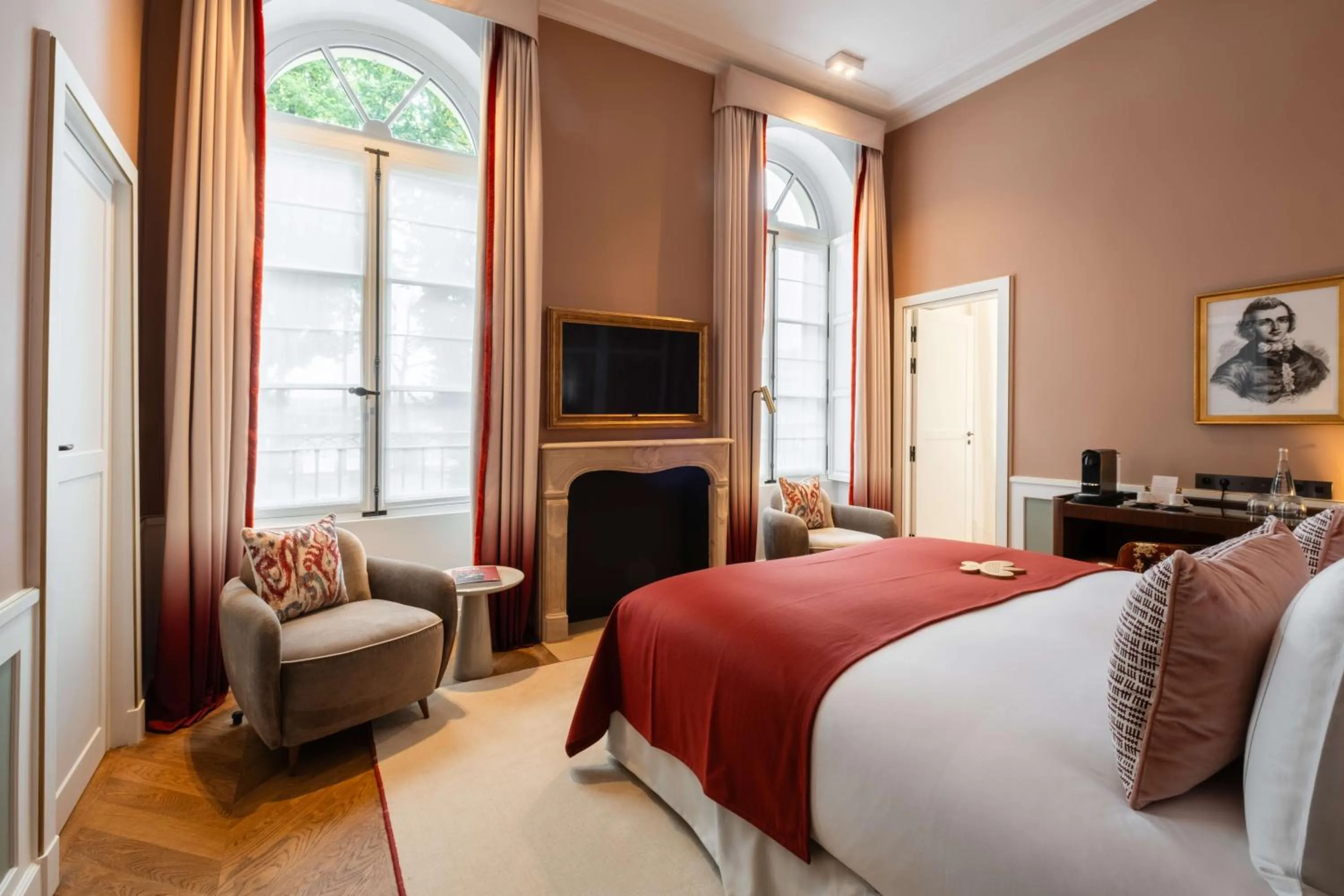 Bedroom, Bed in Hôtel Les Lumières - Relais & Châteaux