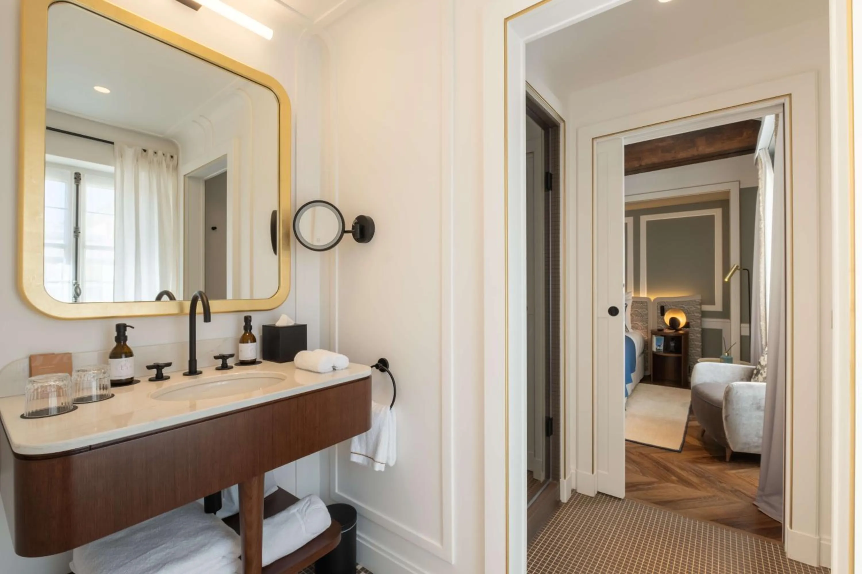 Bathroom in Hôtel Les Lumières - Relais & Châteaux