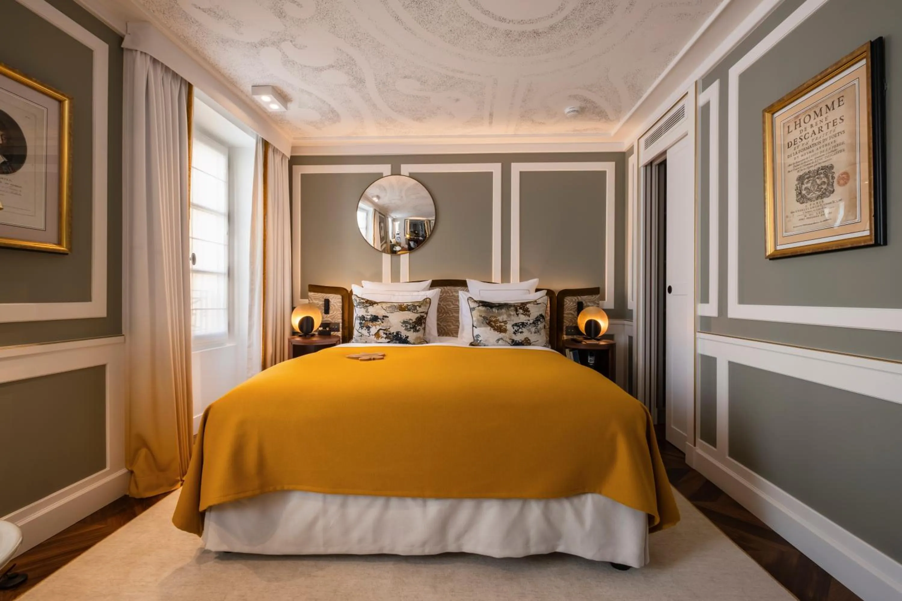 Bedroom, Bed in Hôtel Les Lumières - Relais & Châteaux