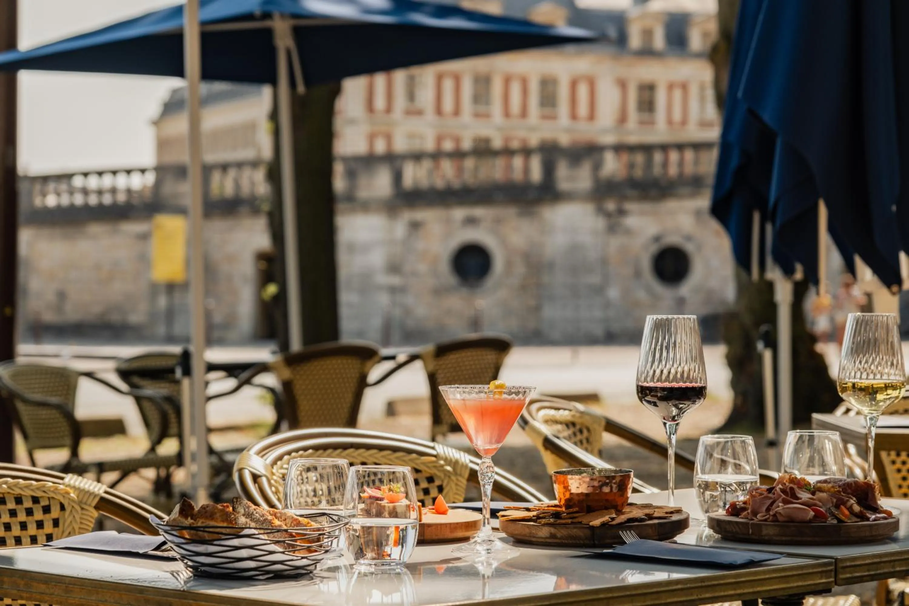 Patio in Hôtel Les Lumières - Relais & Châteaux