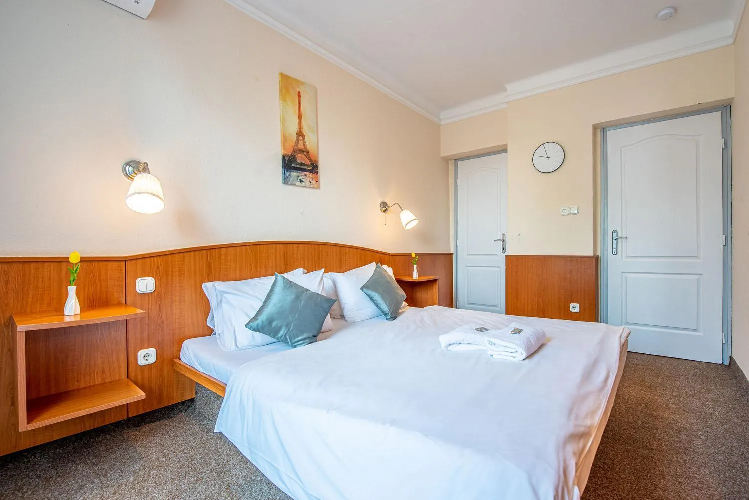 Bed in Korona Panzió Budapest