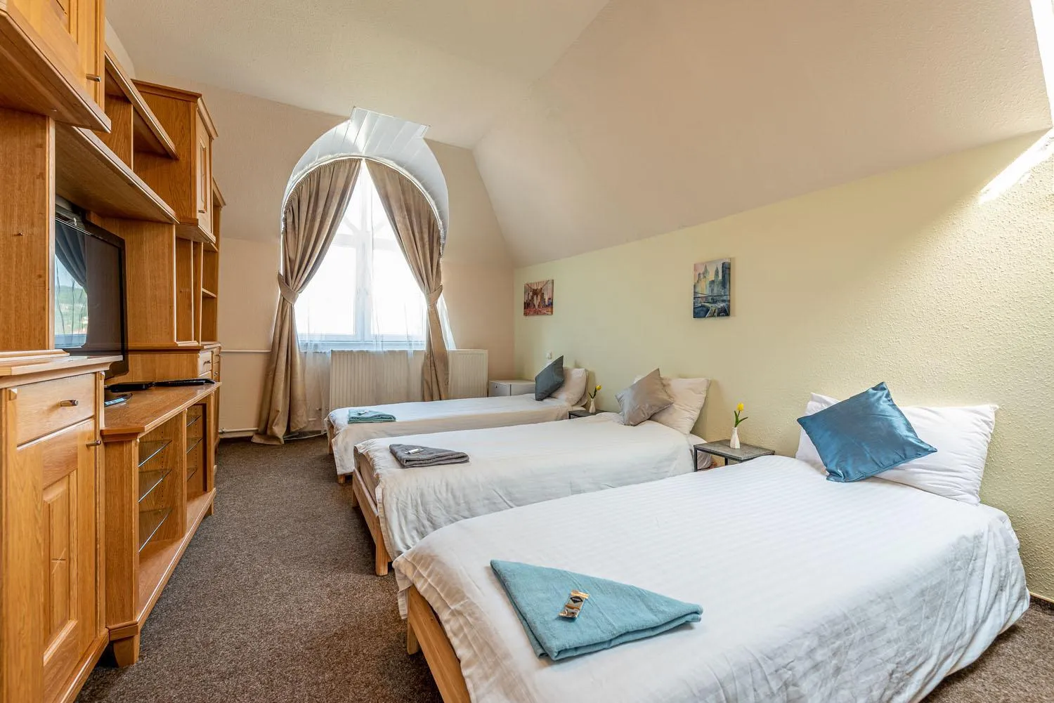 View (from property/room), Bed in Korona Panzió Budapest