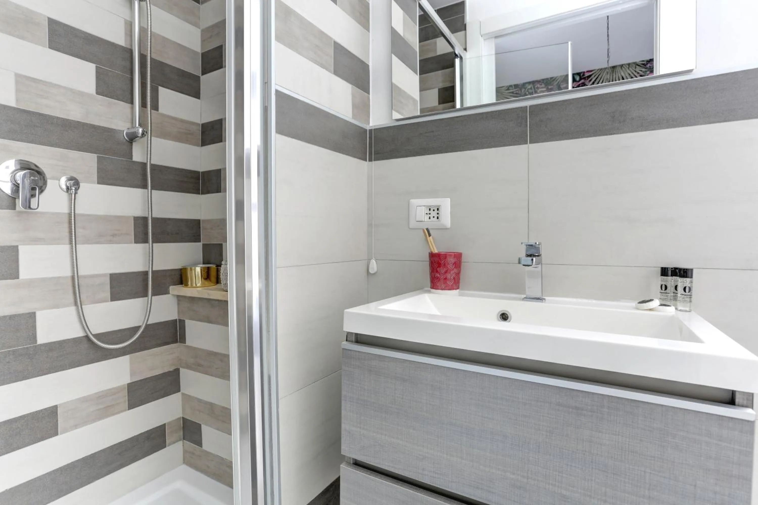 Shower in Colosseo Secret Garden - Home and More