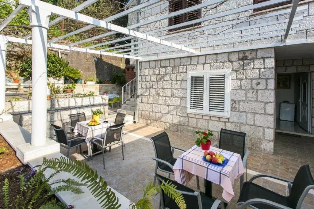 Patio, Restaurant/Places to Eat in Guest House Kusalo