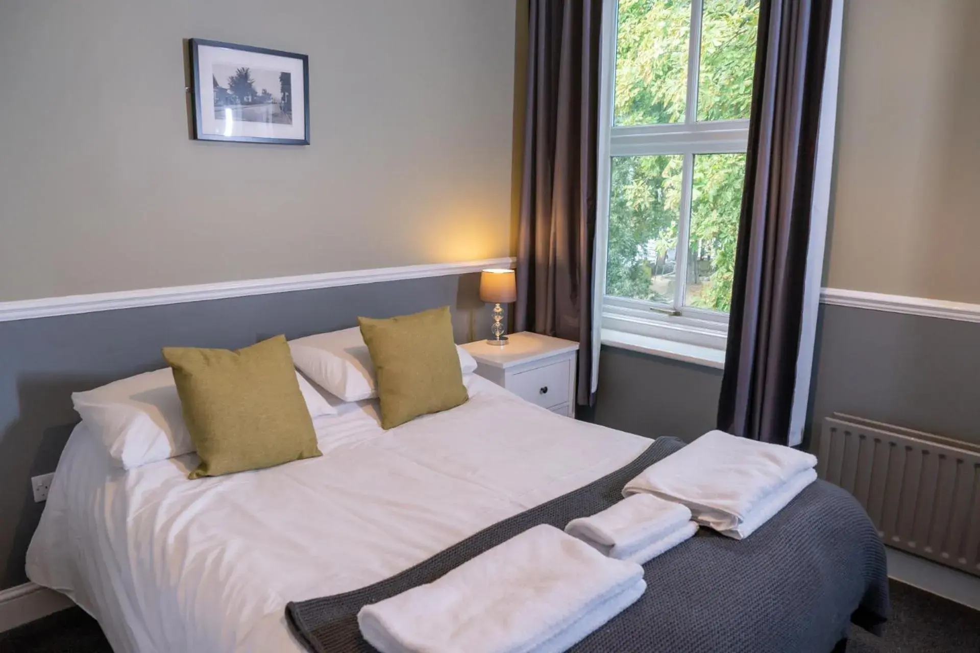 Double Room with Private Bathroom in The Shurland Hotel Double Room with Private Bathroom in The Shurland Hotel