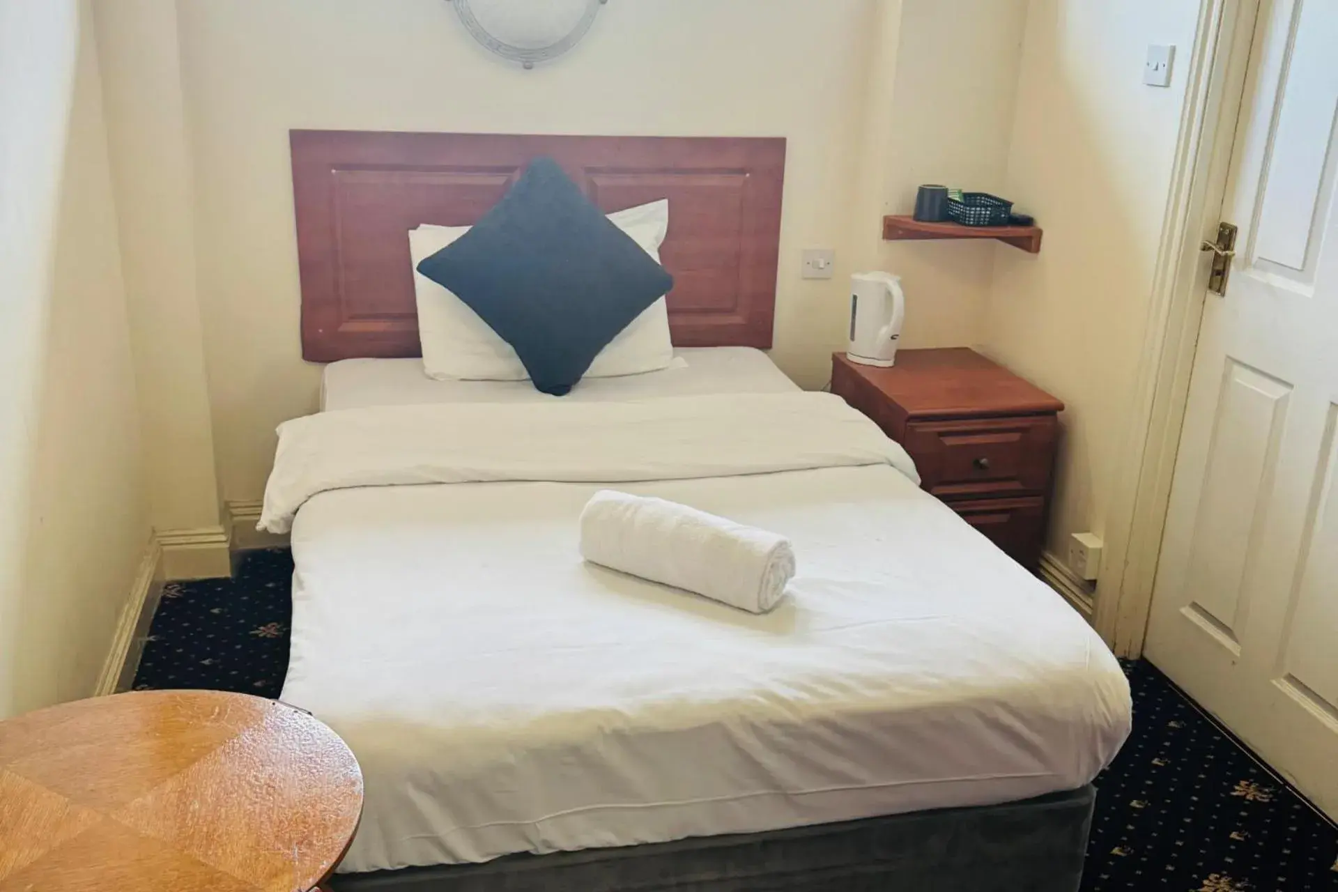 Single Room with Private Bathroom in The Shurland Hotel Gym Spa Single Room with Private Bathroom in The Shurland Hotel Gym Spa