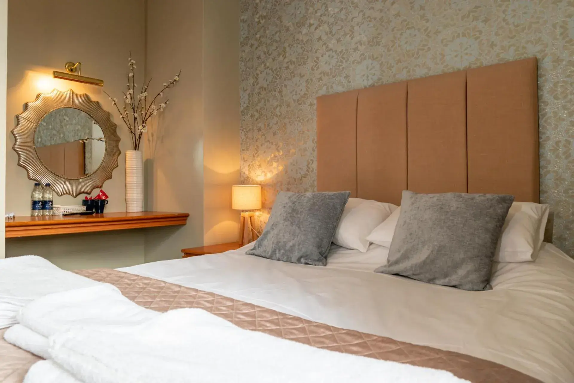 Double Room with Private Bathroom in The Shurland Hotel Double Room with Private Bathroom in The Shurland Hotel