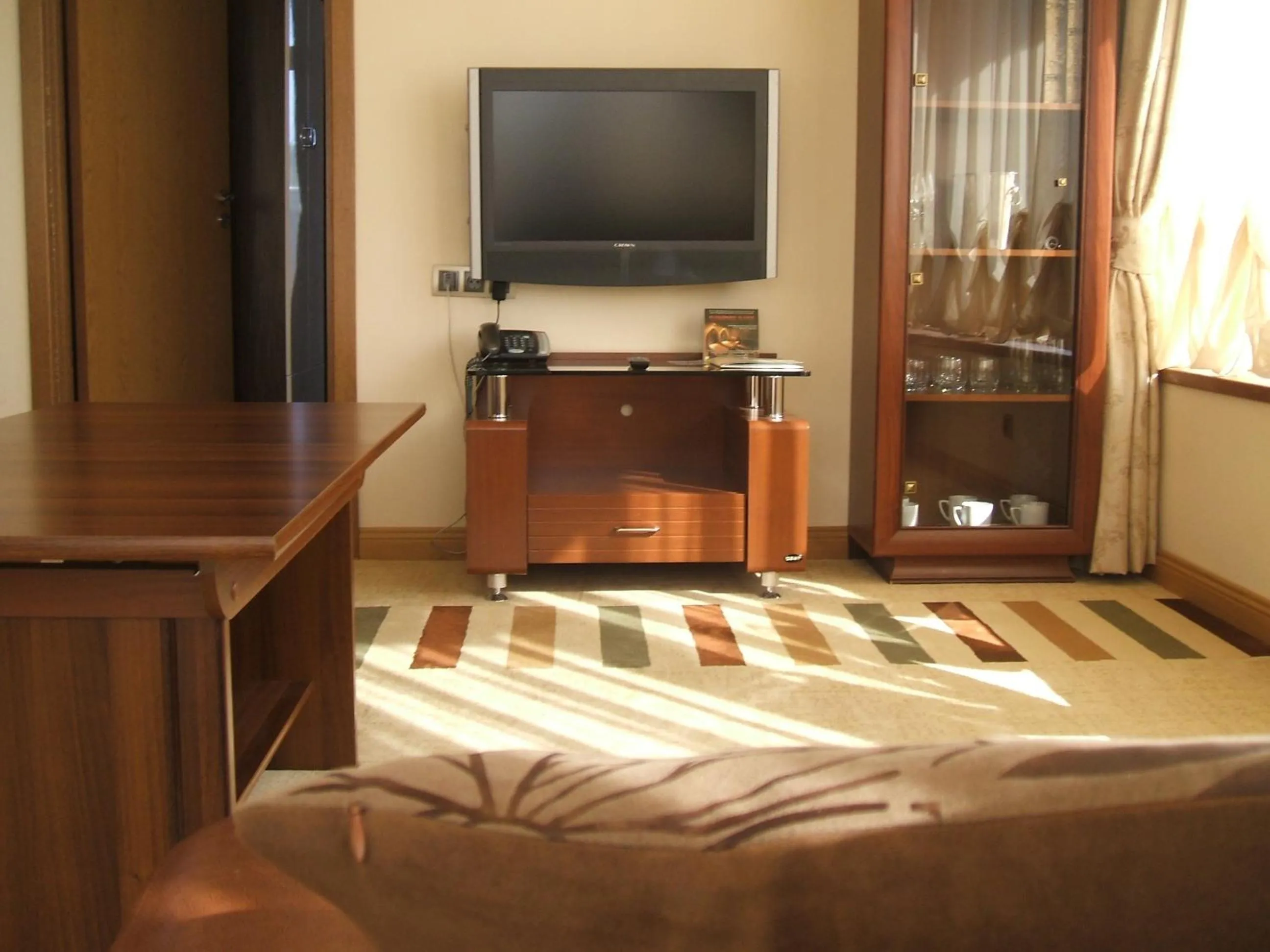 Communal lounge/ TV room, Bed in Laguna Beach Resort & Spa