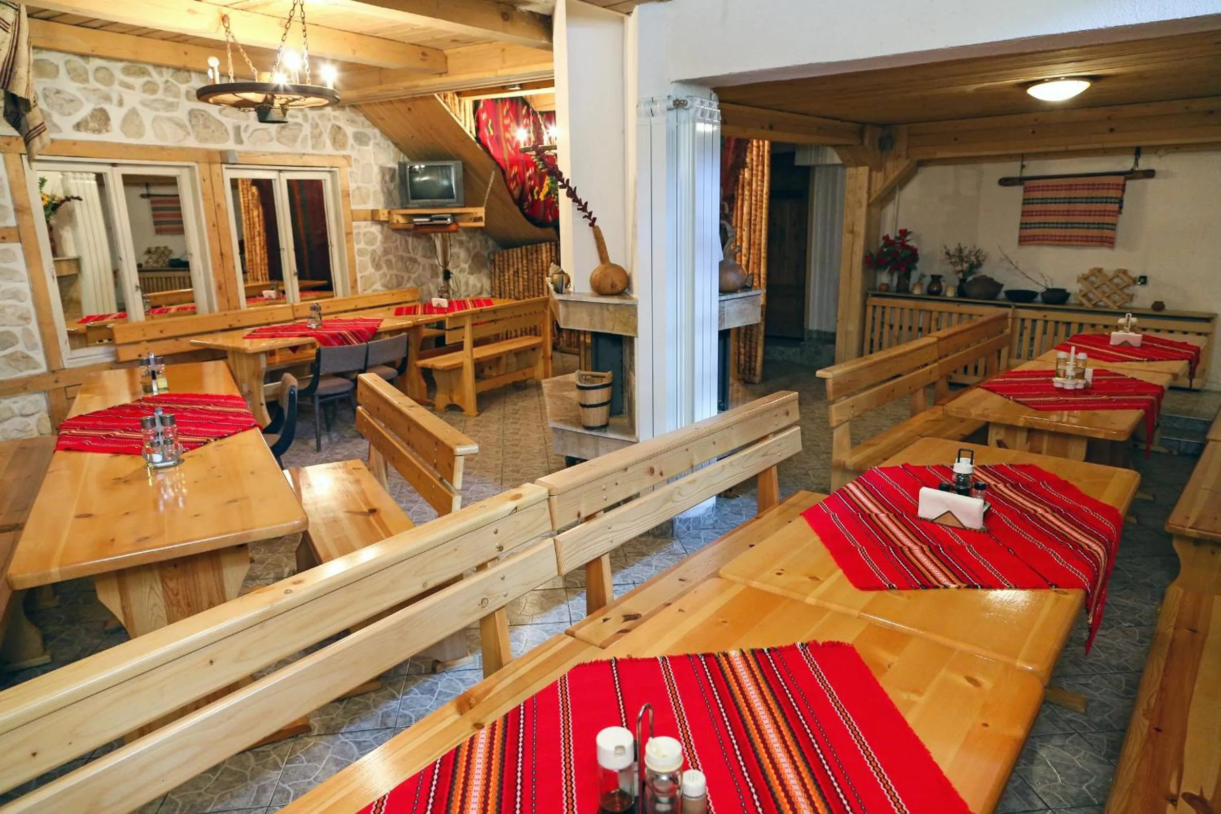 Restaurant/places to eat in Family Hotel Bisser