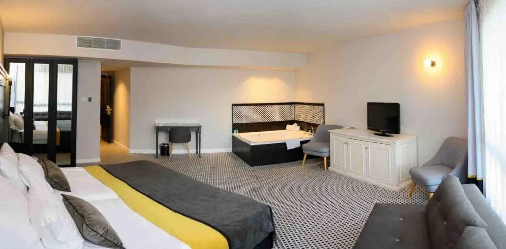 Bed in Royal Plaza Hotel