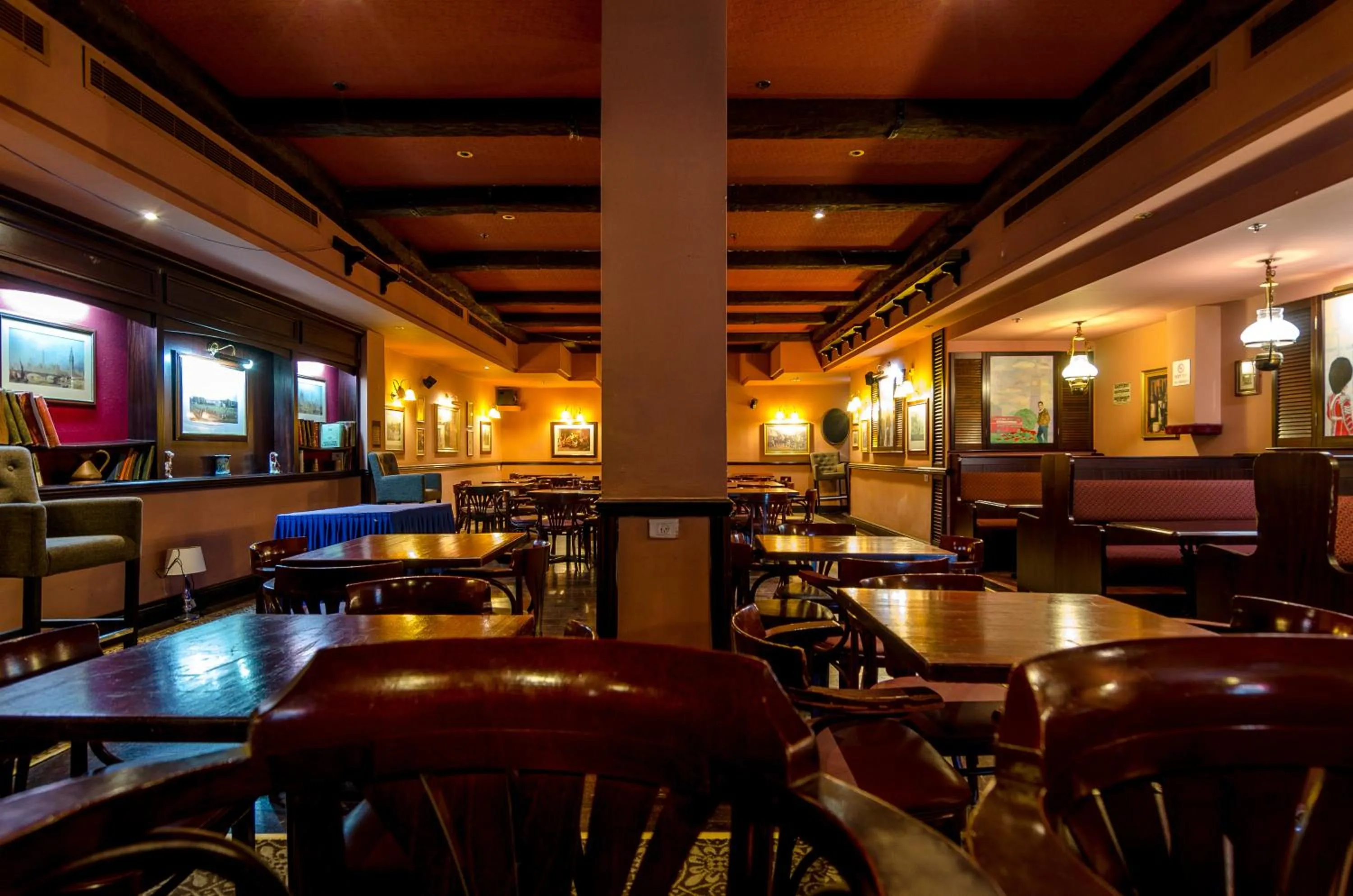 Lounge or bar in Royal Plaza Hotel