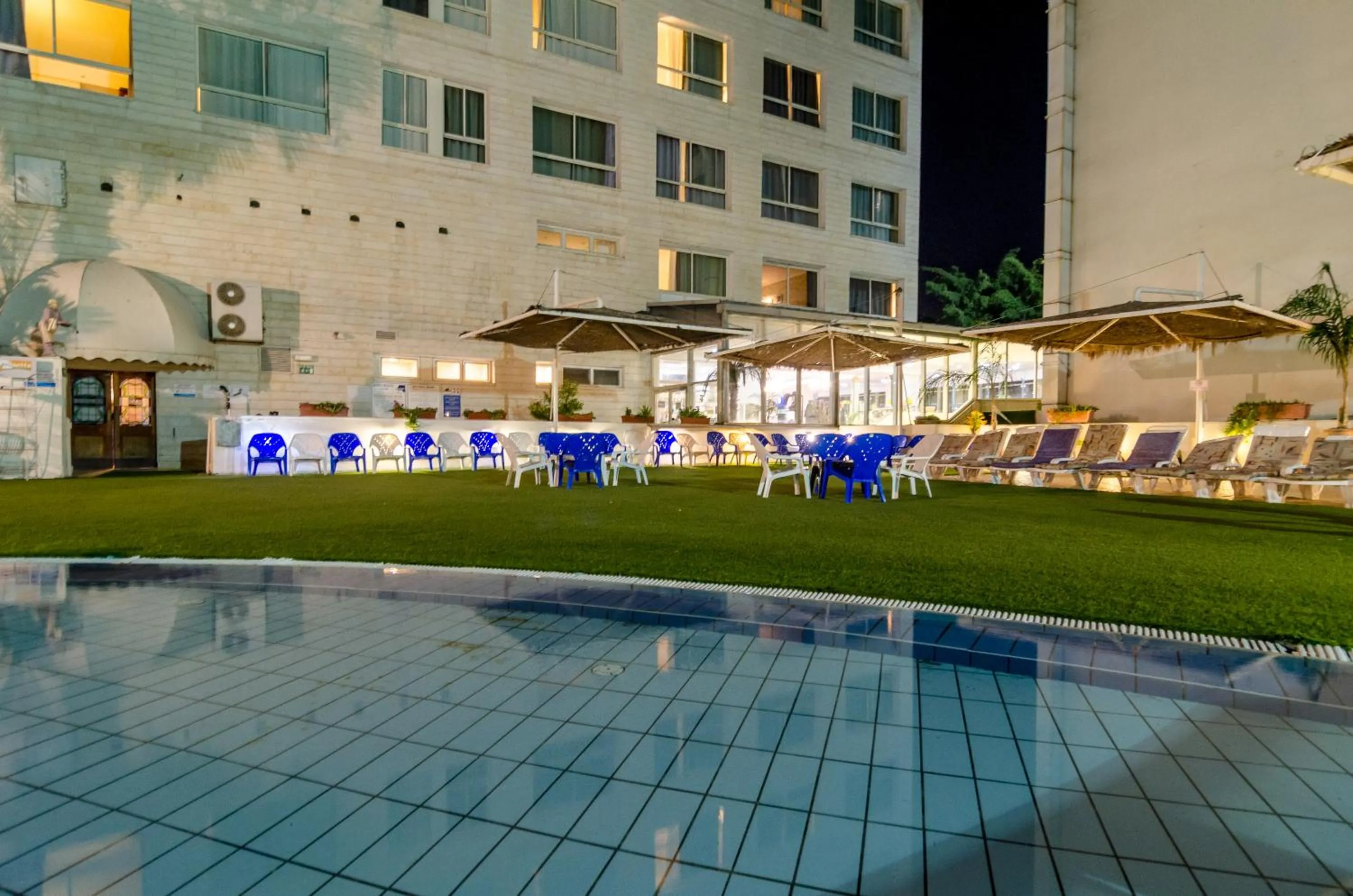 Swimming pool in Royal Plaza Hotel