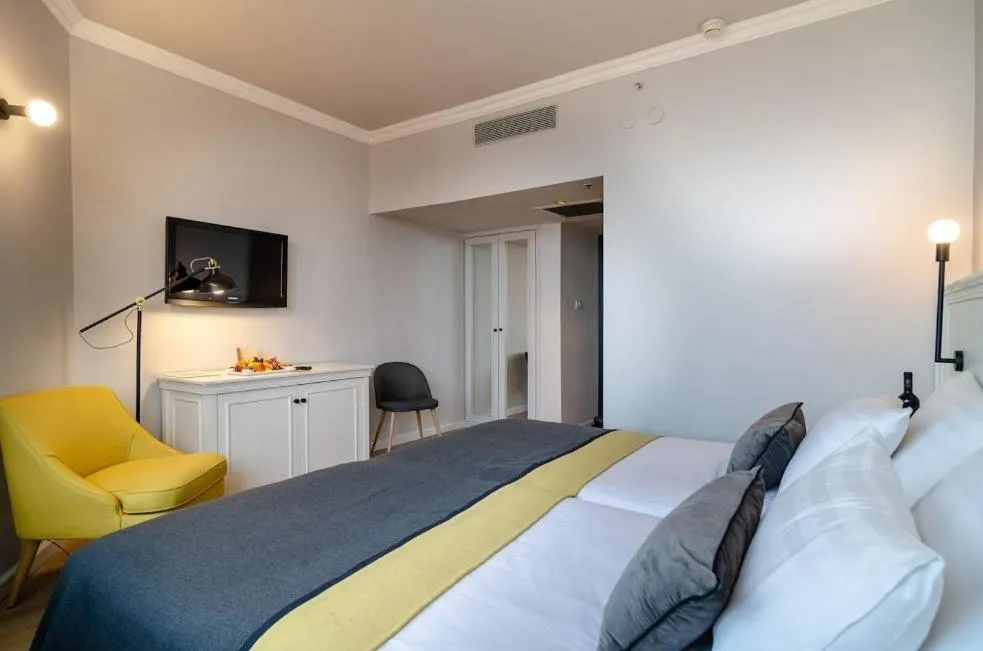 Bed in Royal Plaza Hotel