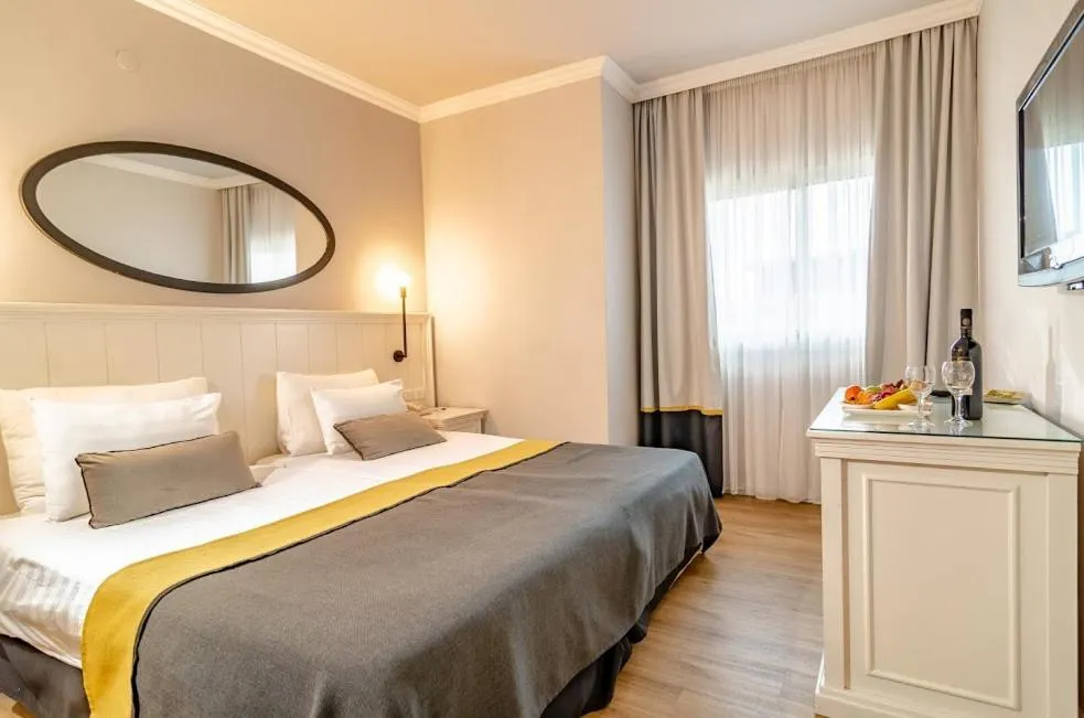 Bed in Royal Plaza Hotel