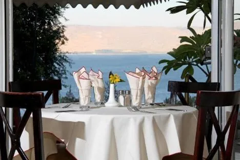 Restaurant/places to eat in Royal Plaza Hotel