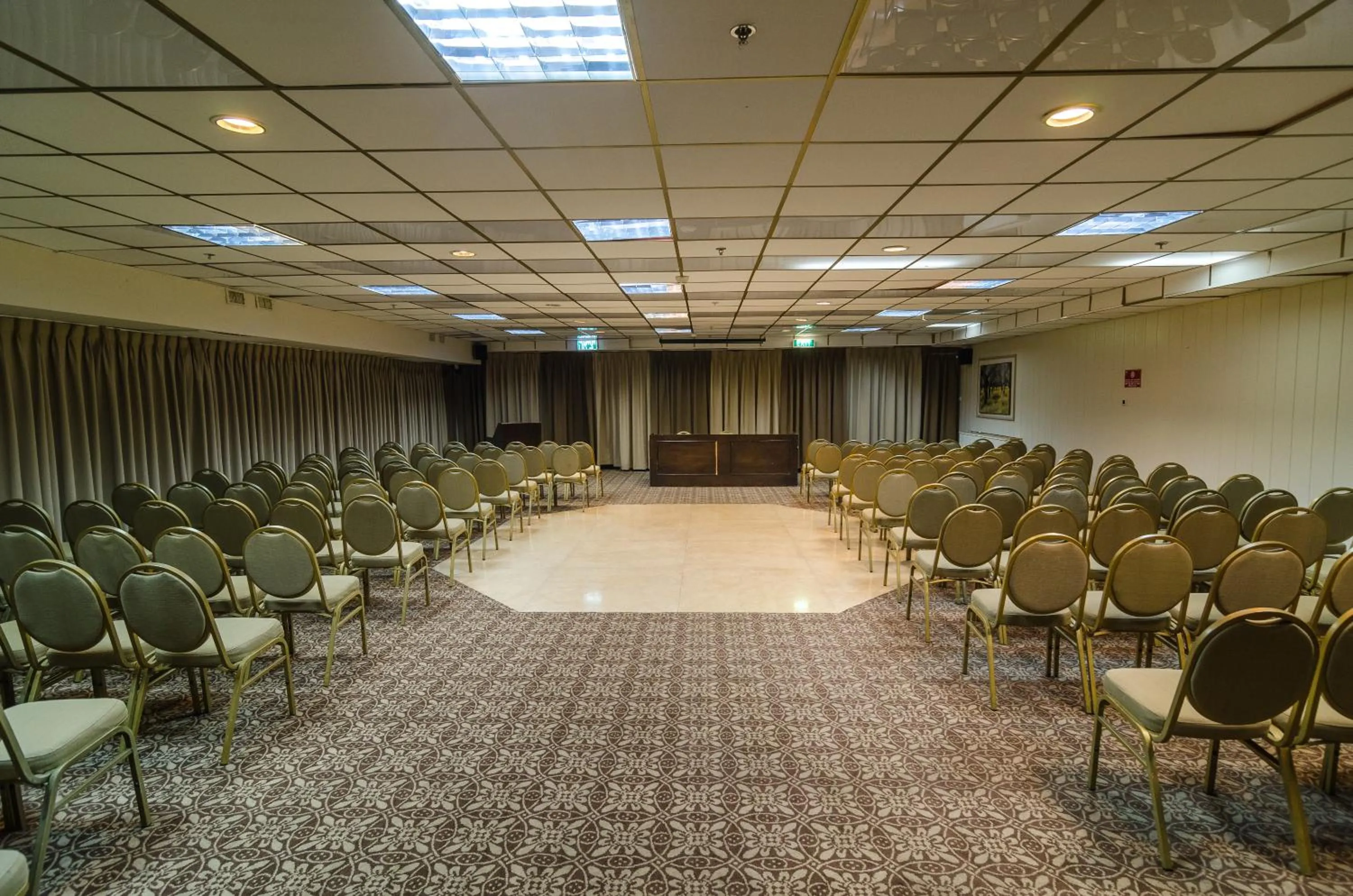 Business facilities in Royal Plaza Hotel