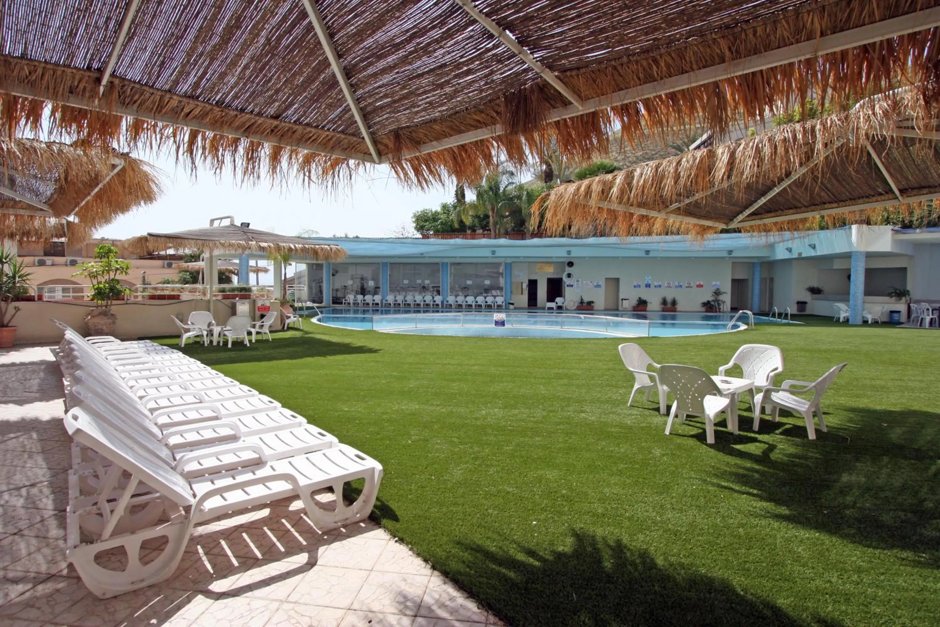 Swimming pool in Royal Plaza Hotel